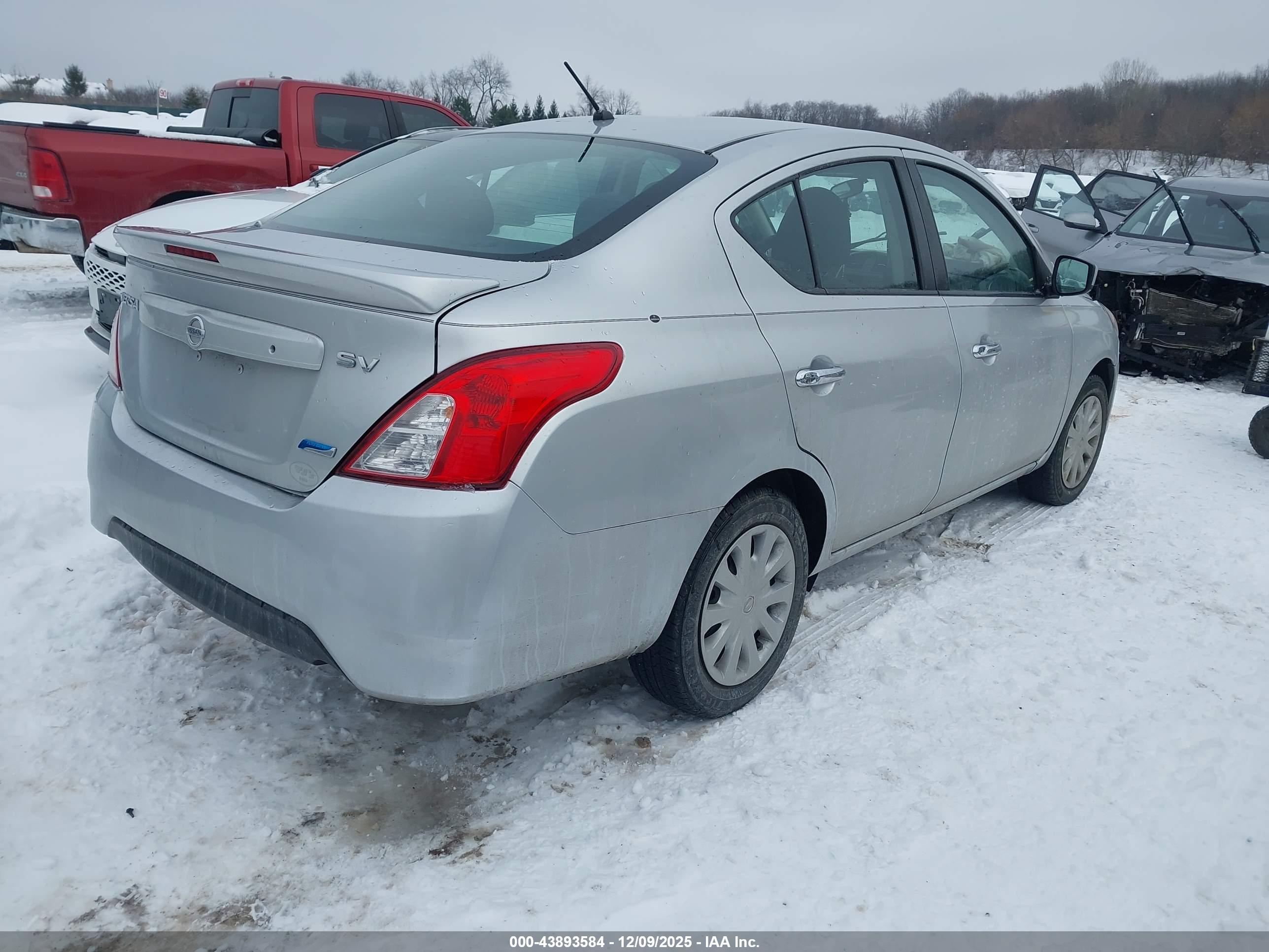 NISSAN VERSA image 4