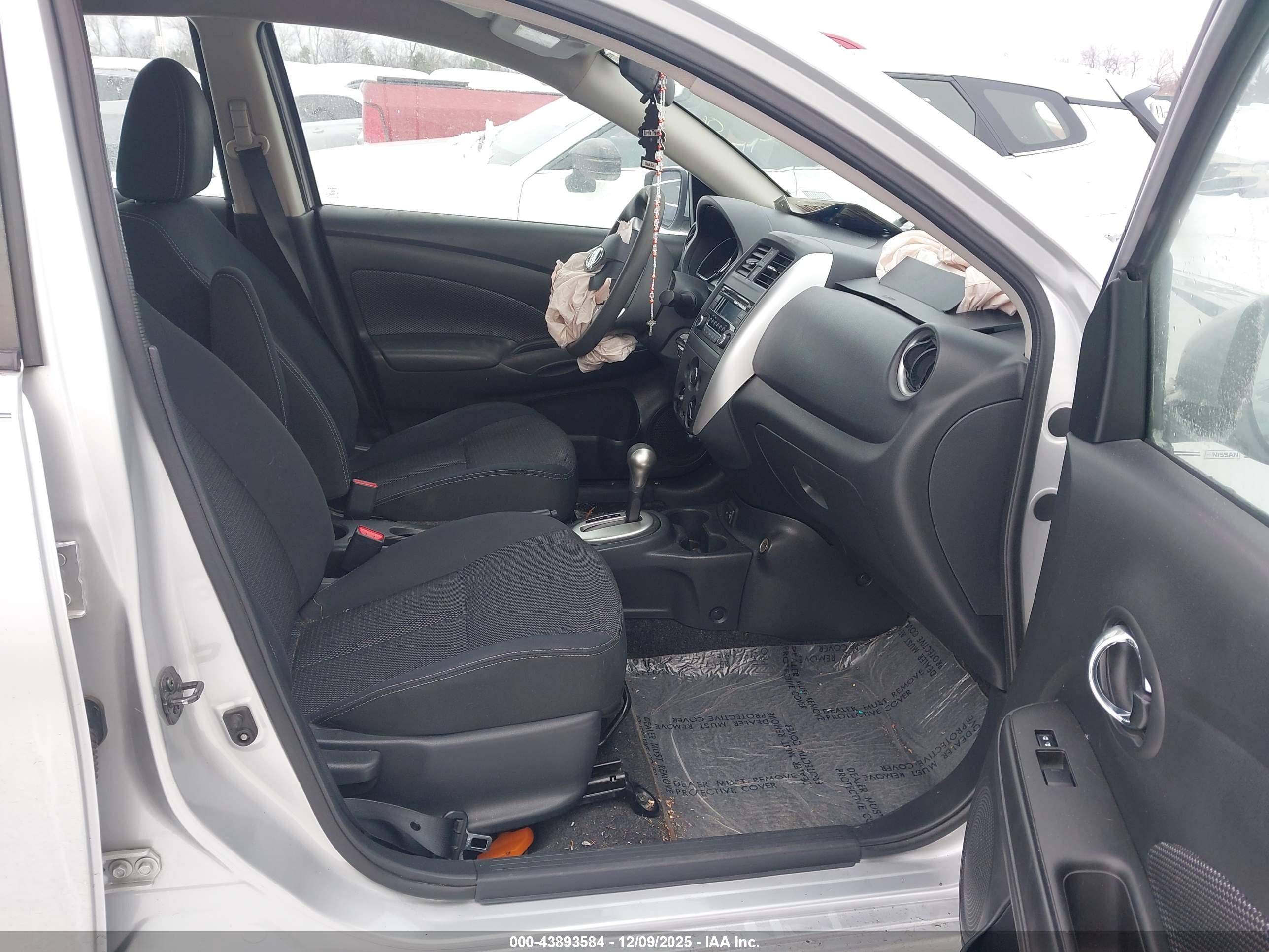 NISSAN VERSA image 5