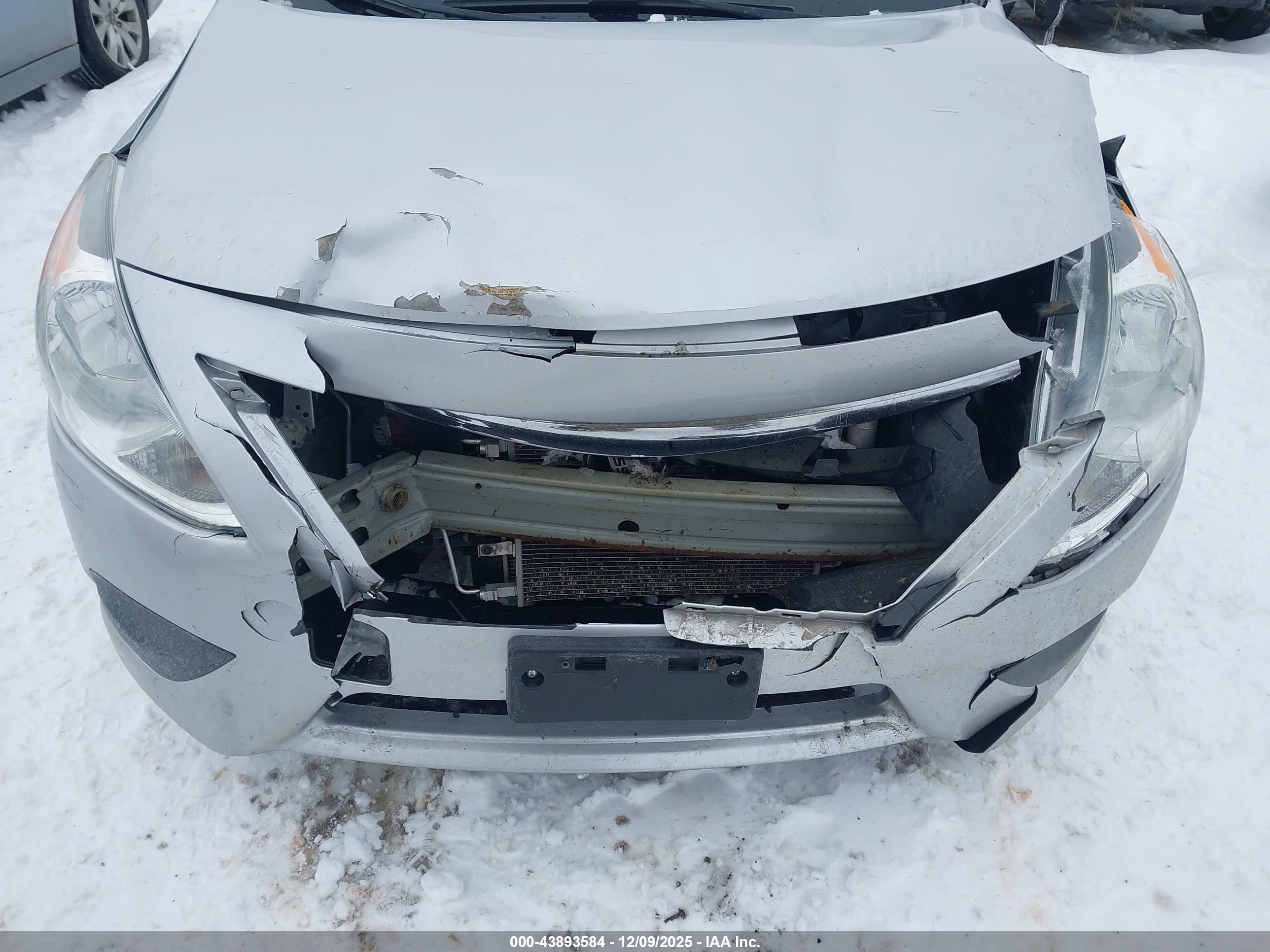 NISSAN VERSA image 6