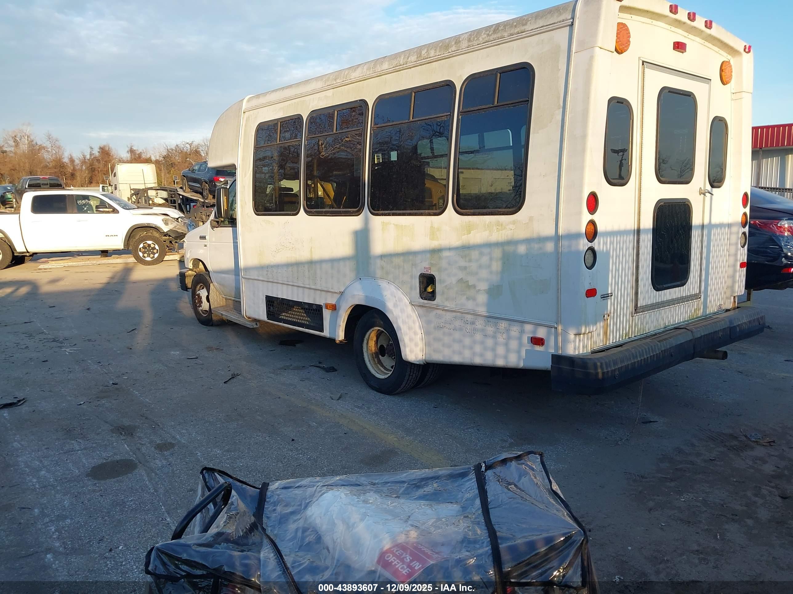 FORD E-350 image 3