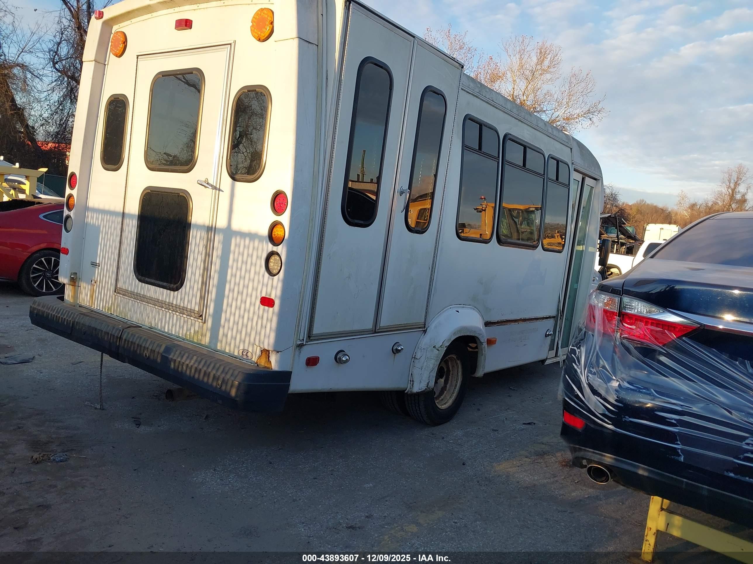 FORD E-350 image 4