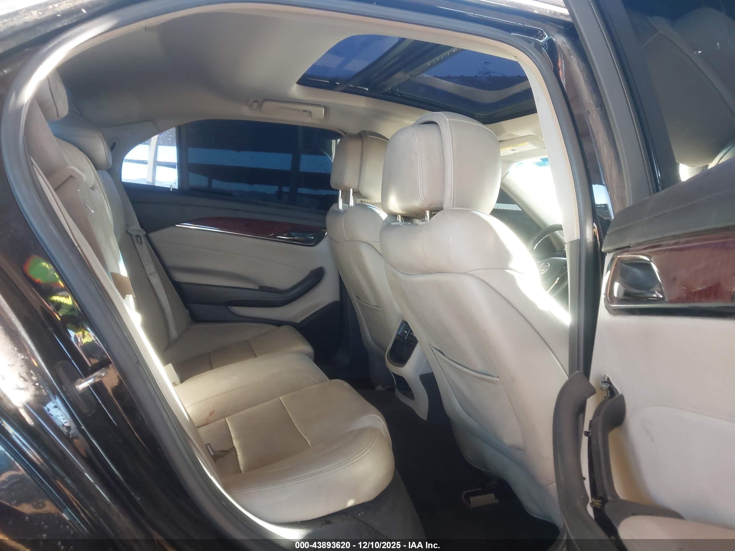 CADILLAC CTS image 8