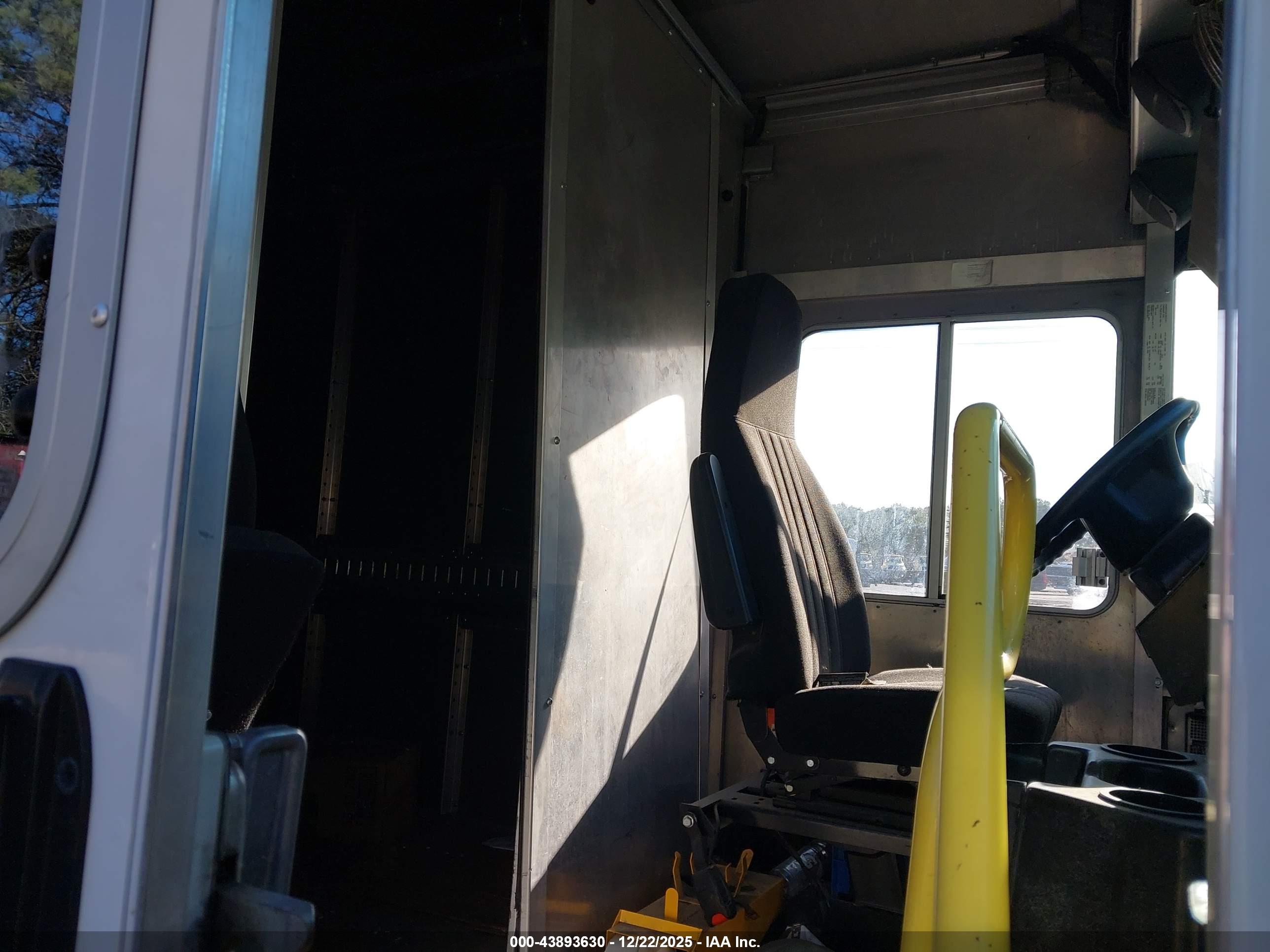 FREIGHTLINER MT55G image 7