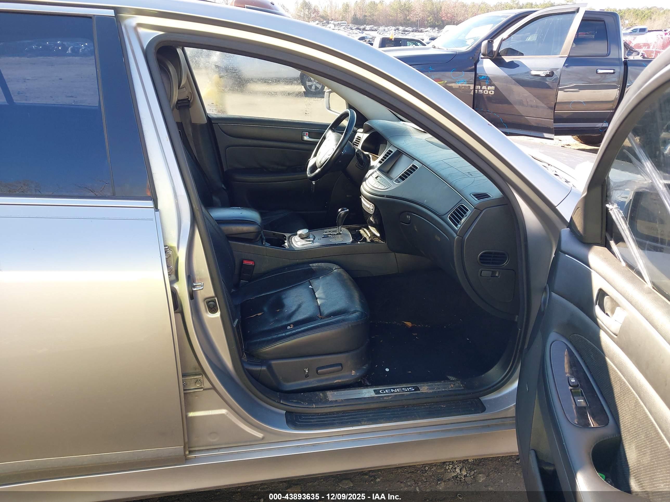 HYUNDAI GENESIS image 5