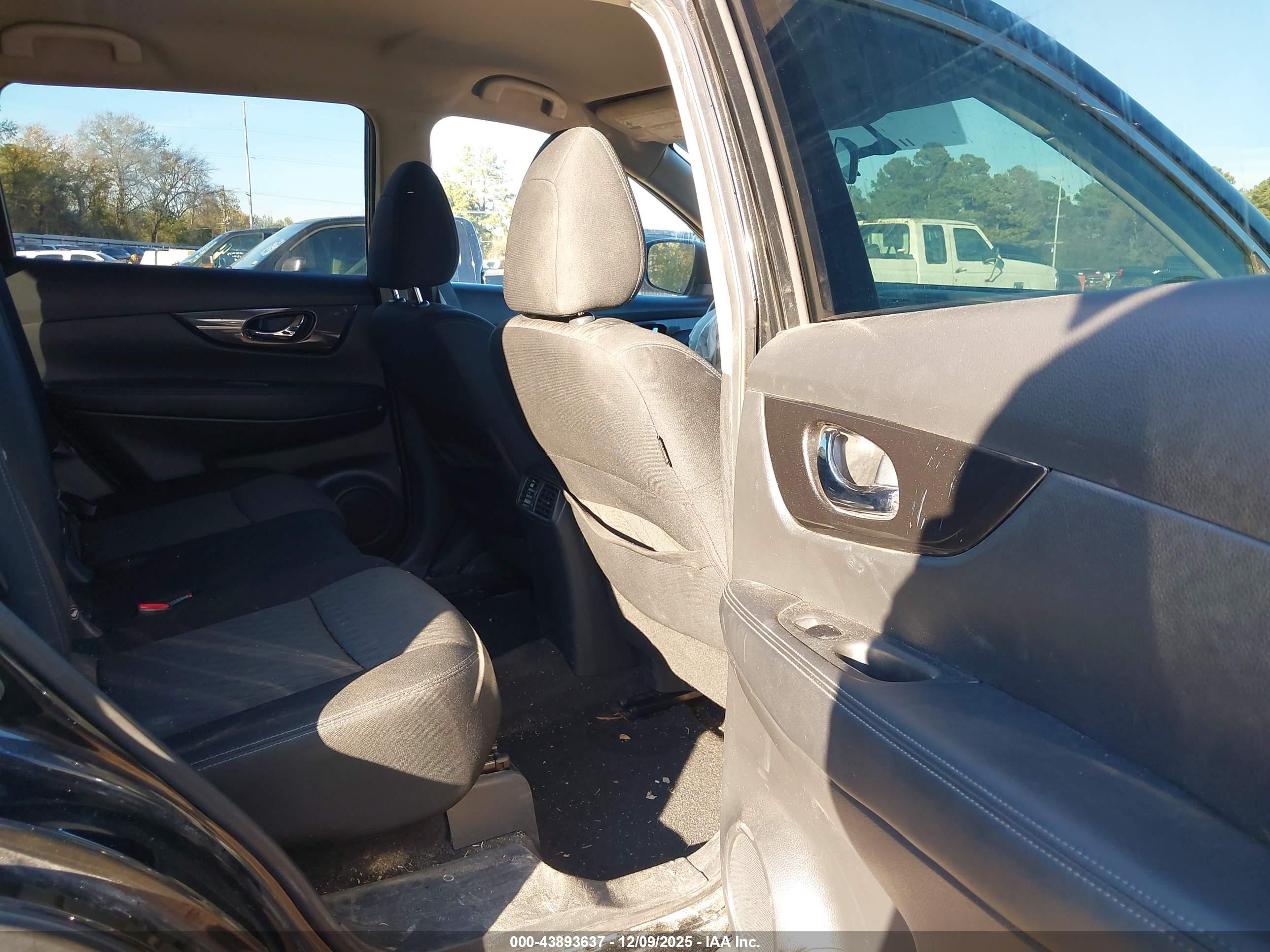 NISSAN ROGUE image 8