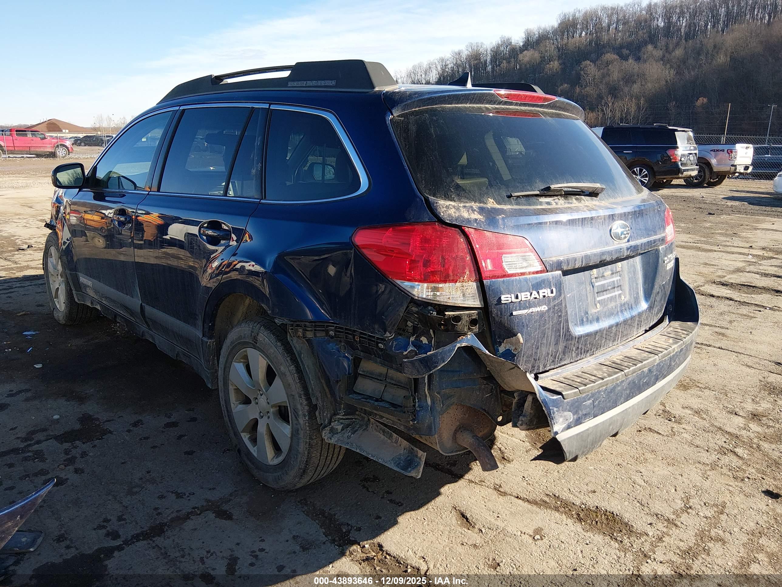 SUBARU OUTBACK image 3