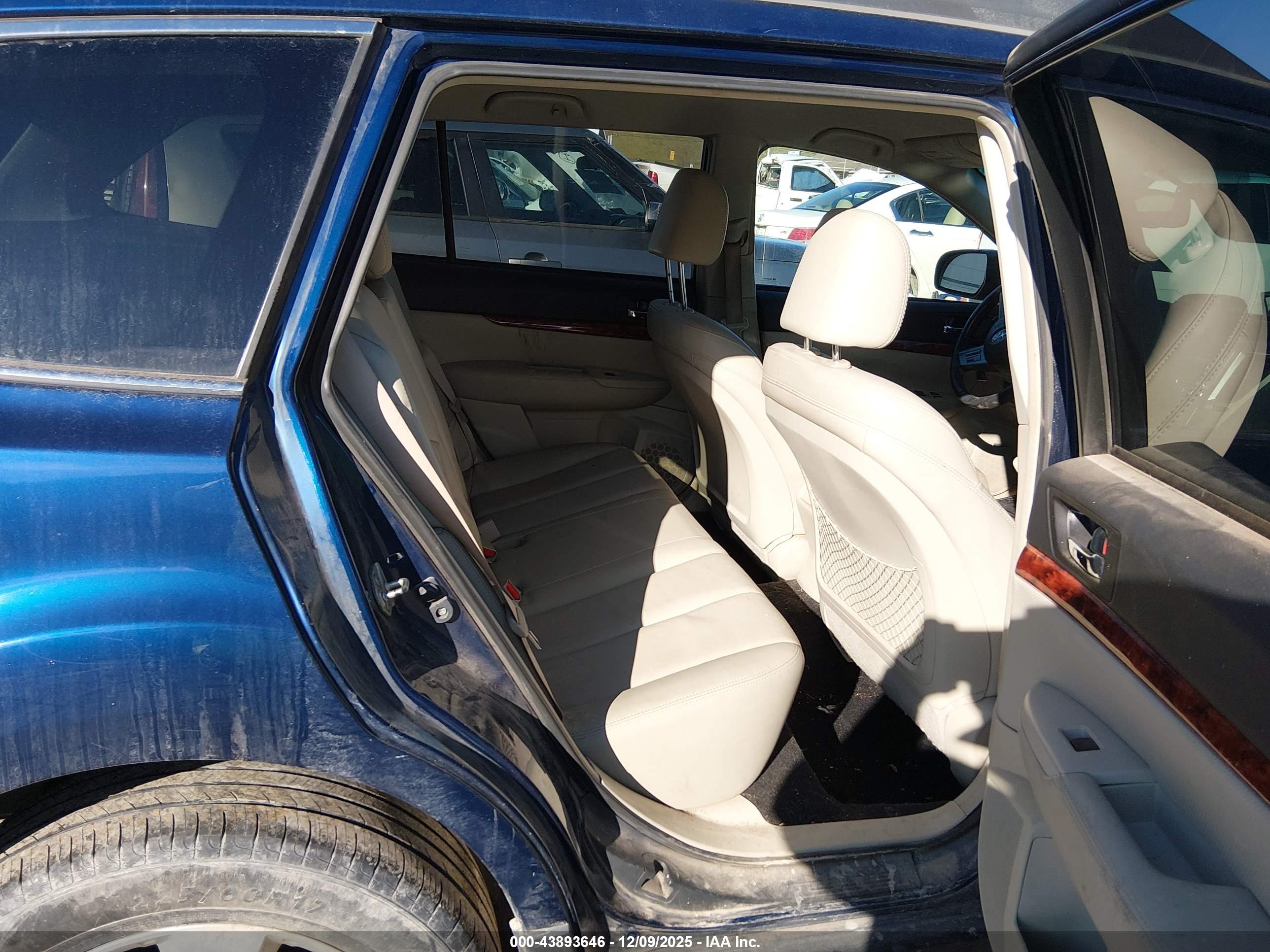 SUBARU OUTBACK image 8