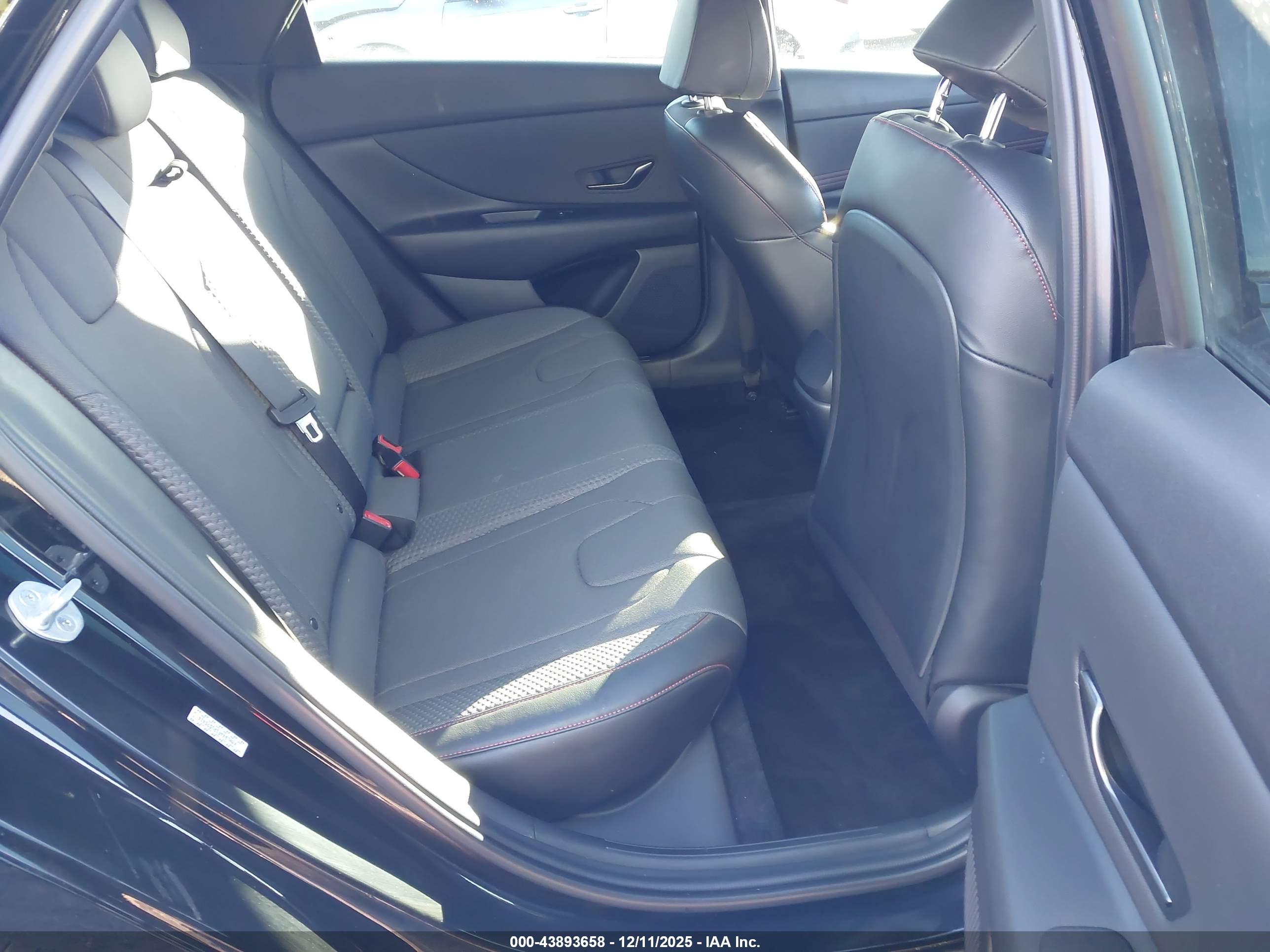 HYUNDAI ELANTRA image 8