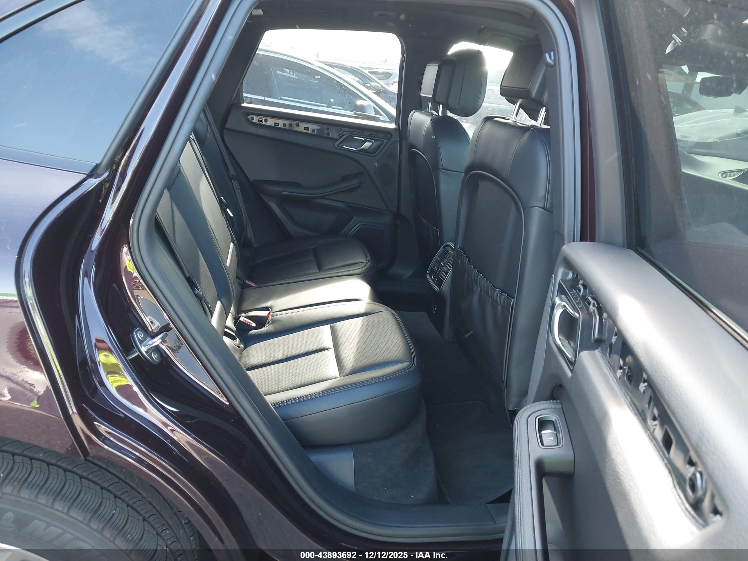 PORSCHE MACAN image 8