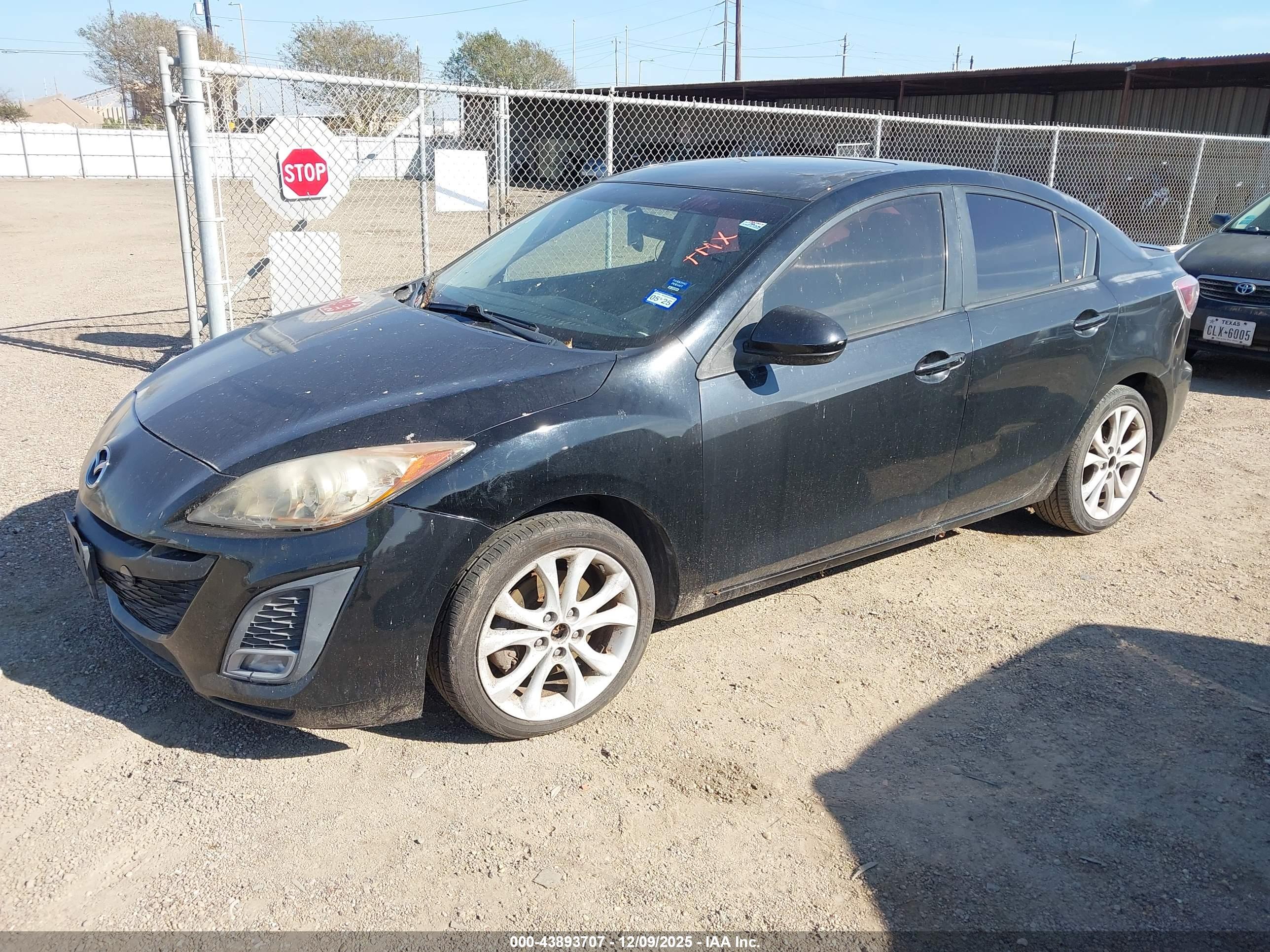 MAZDA MAZDA3 image 2