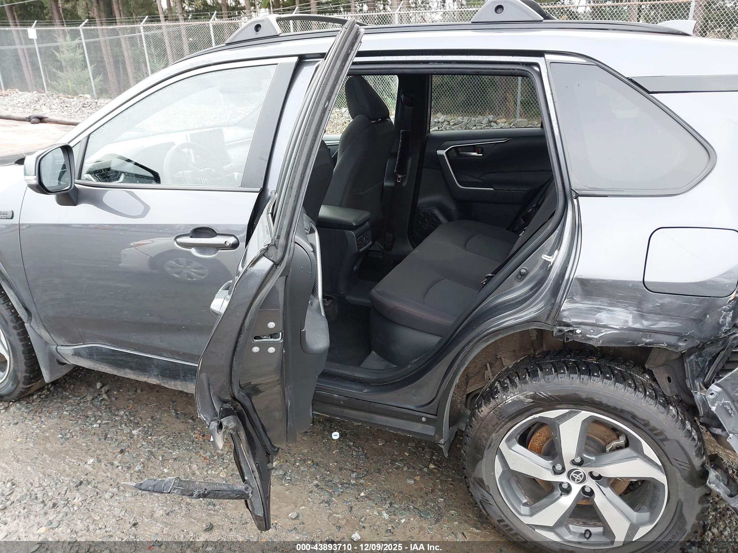 TOYOTA RAV4 image 8