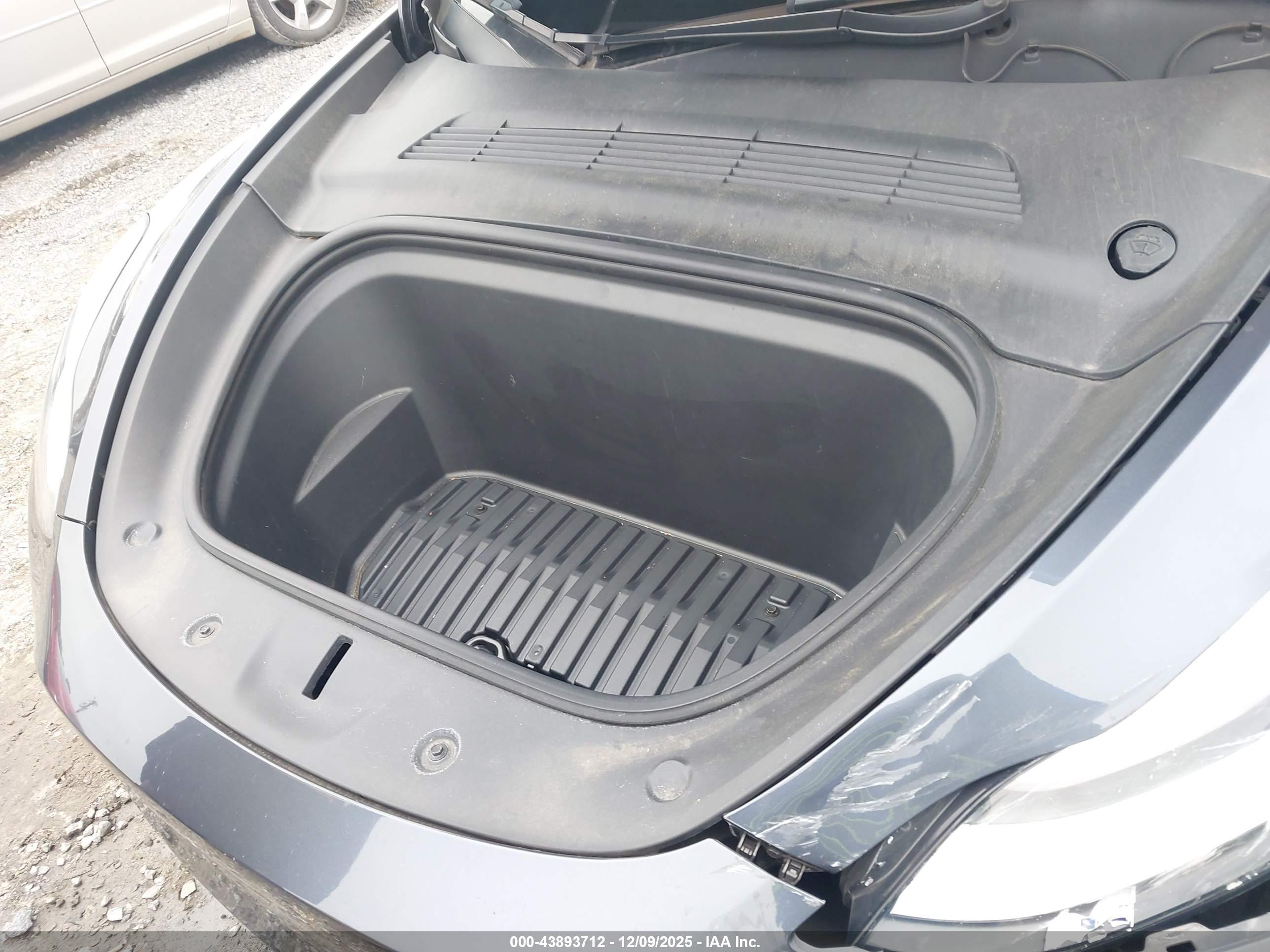 TESLA MODEL image 10