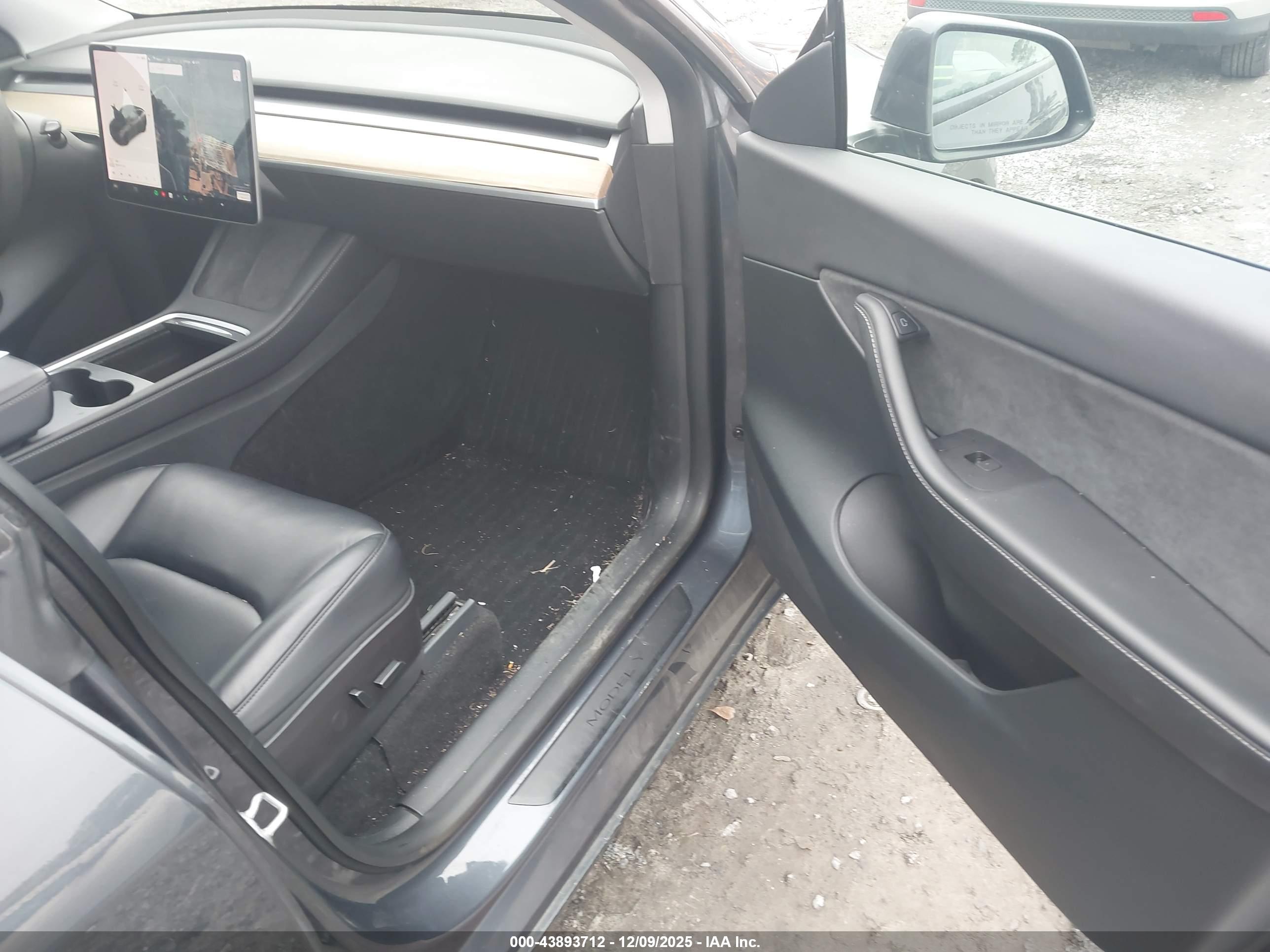 TESLA MODEL image 5
