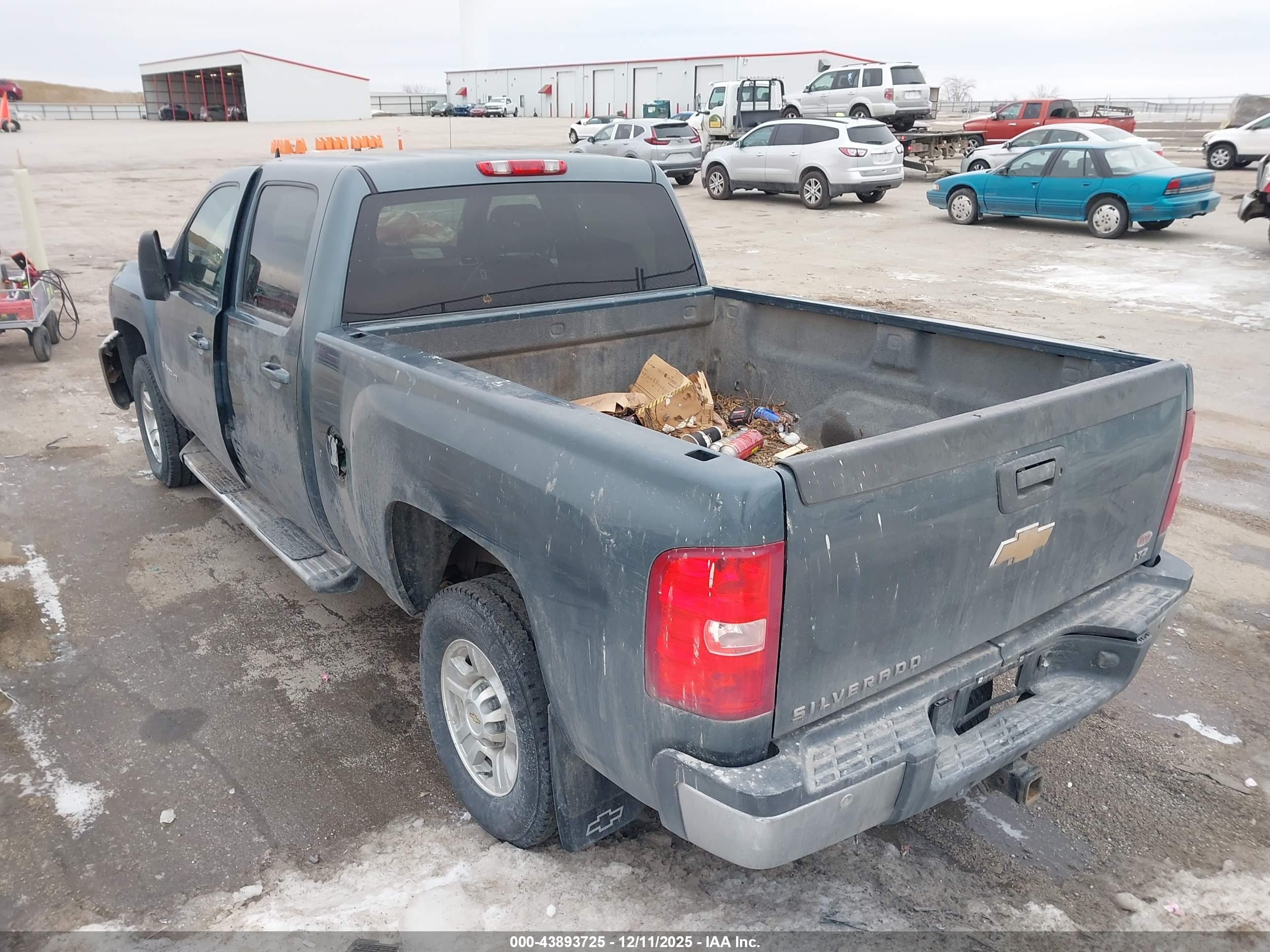 CHEVROLET SILVERADO image 3