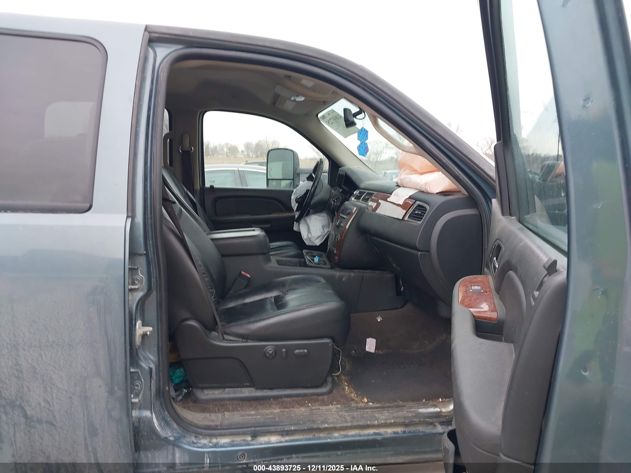 CHEVROLET SILVERADO image 5