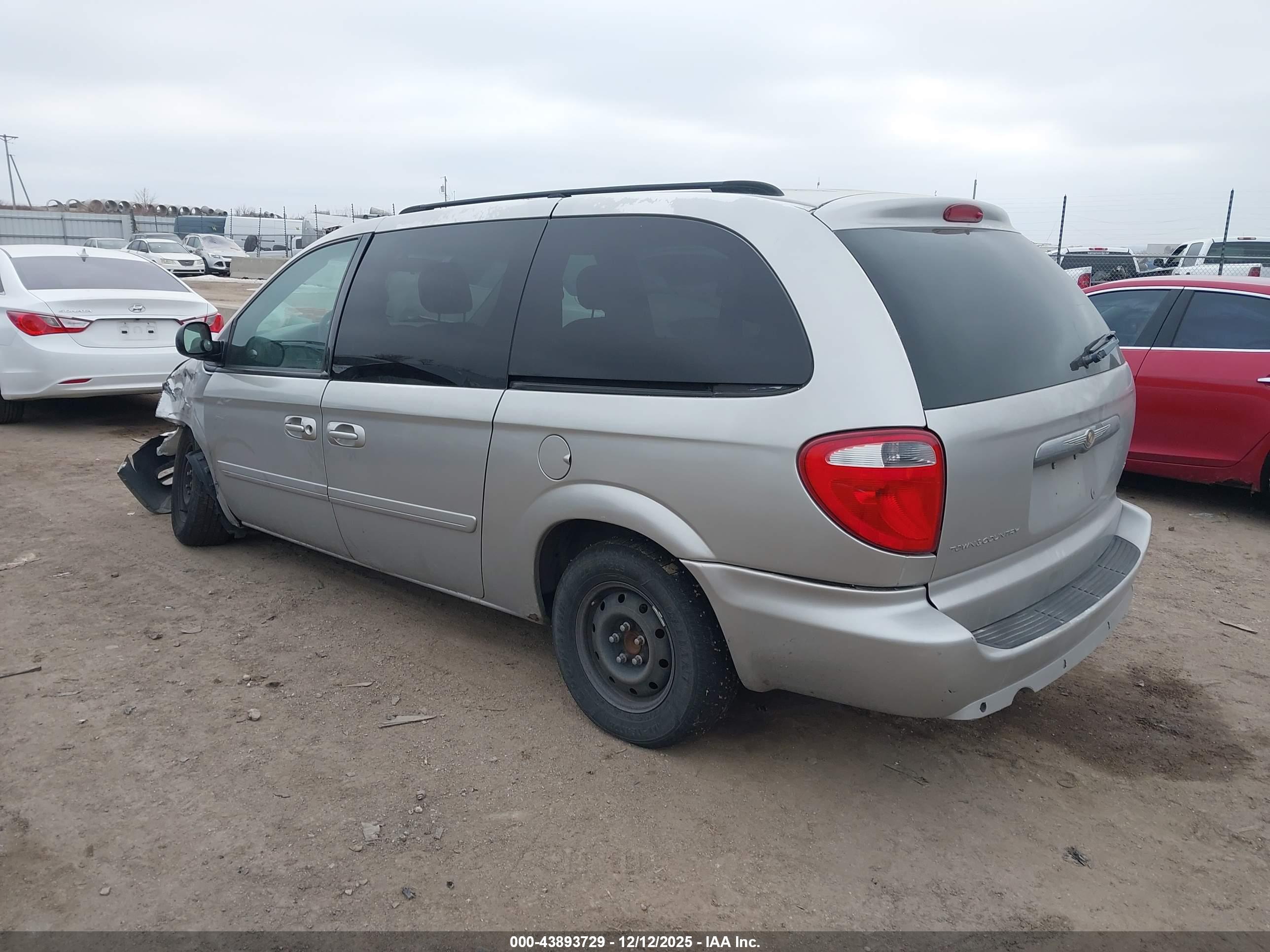 CHRYSLER TOWN image 3