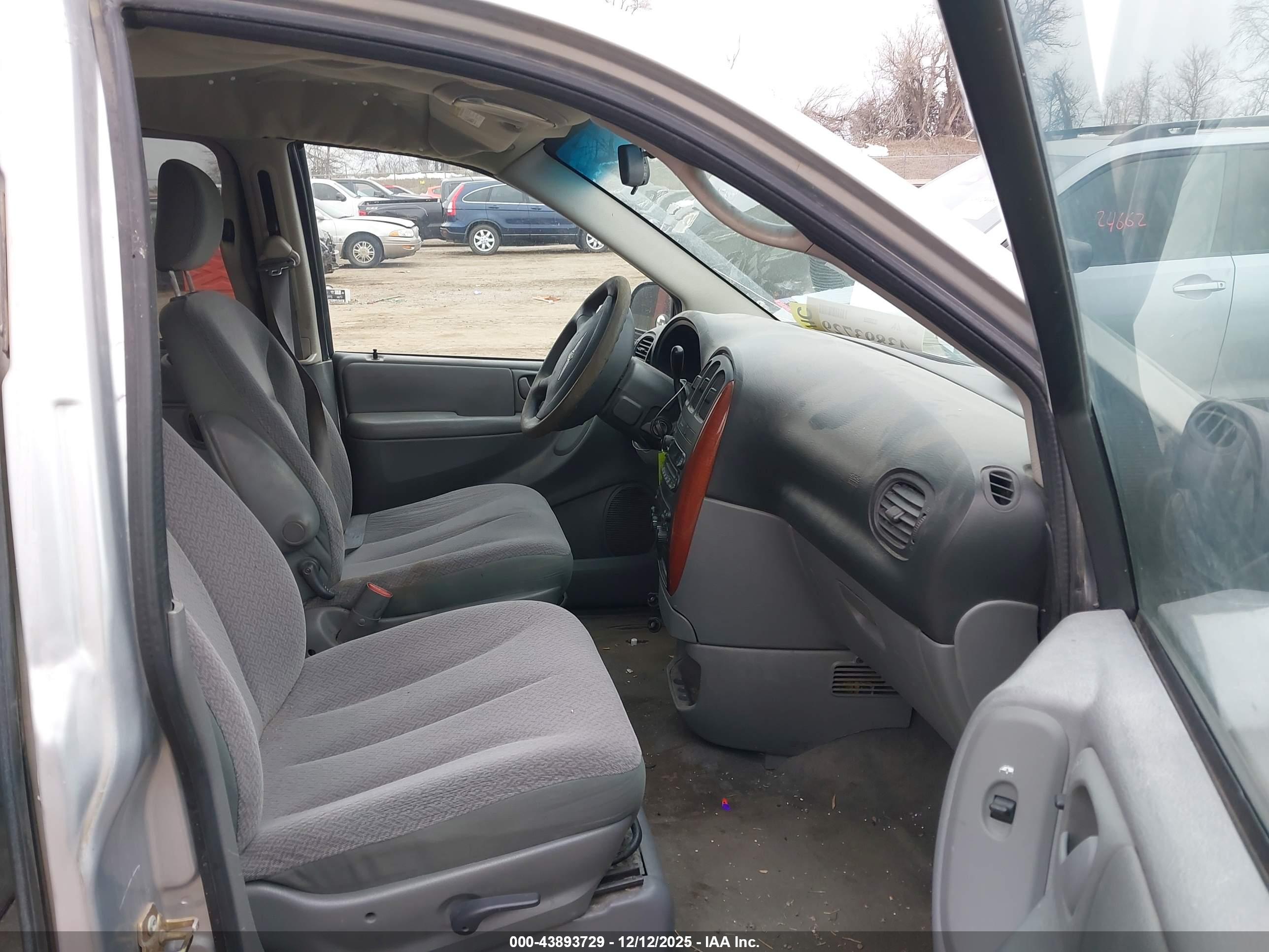 CHRYSLER TOWN image 5