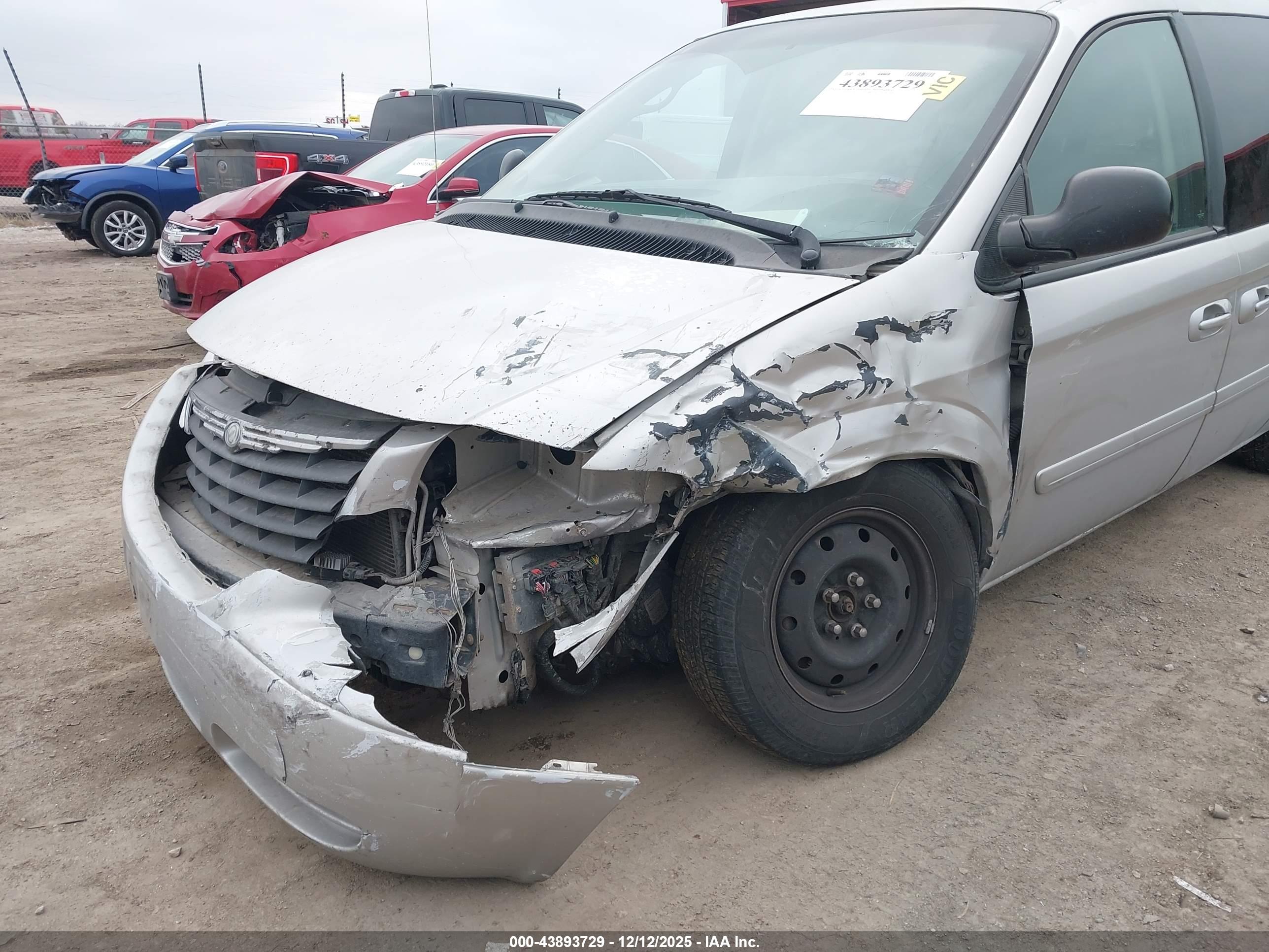 CHRYSLER TOWN image 6