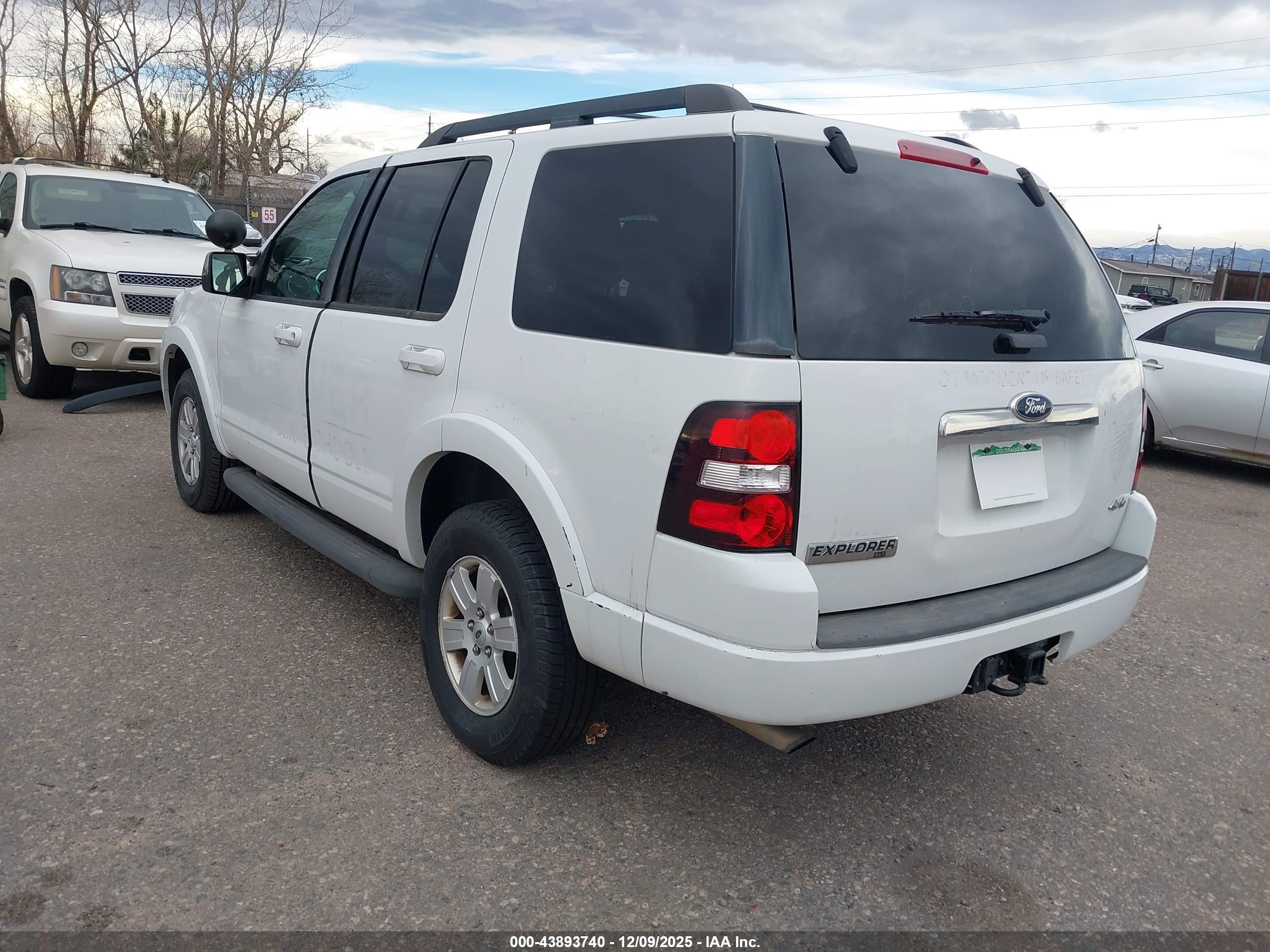 FORD EXPLORER image 3