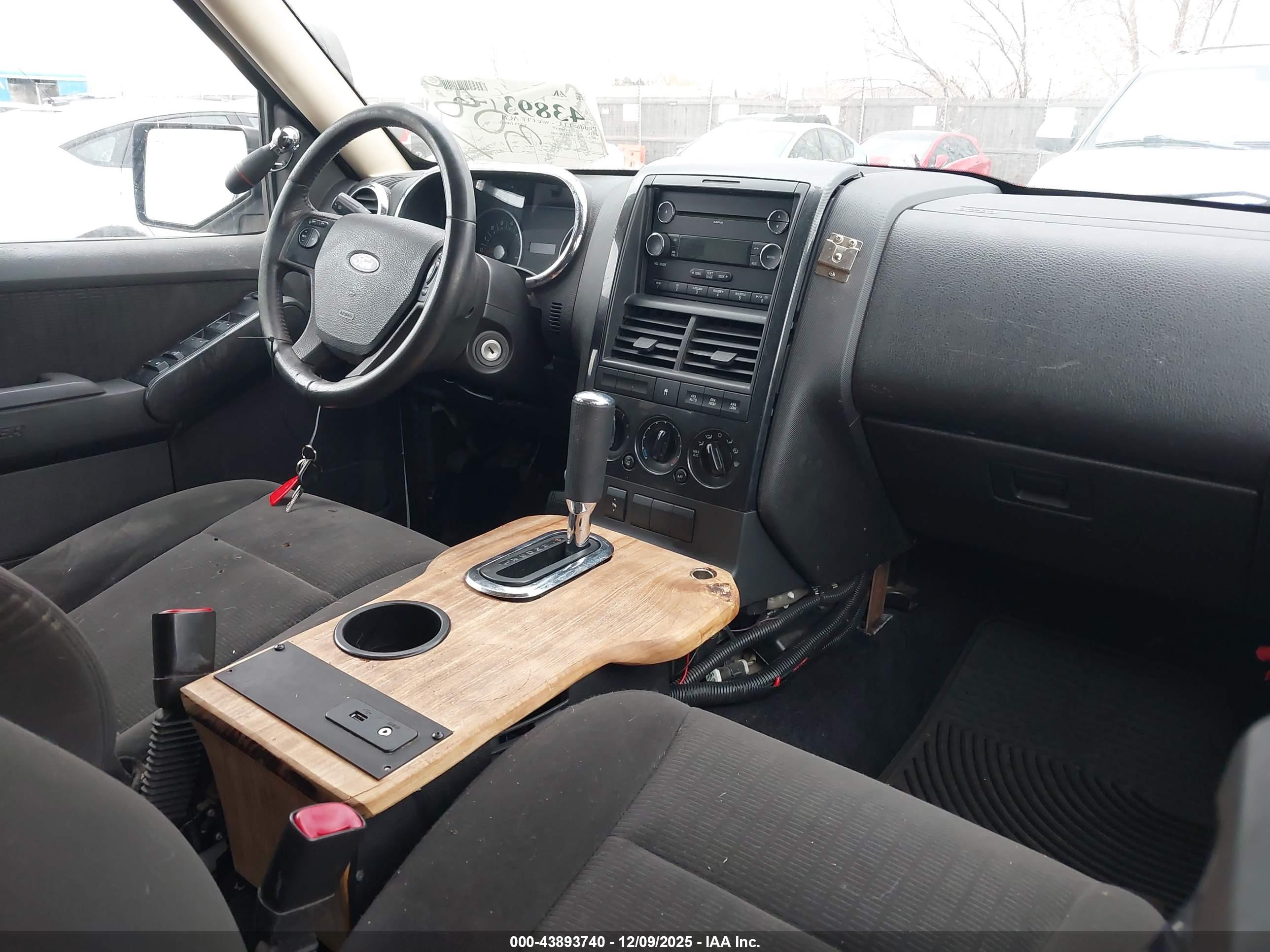 FORD EXPLORER image 5