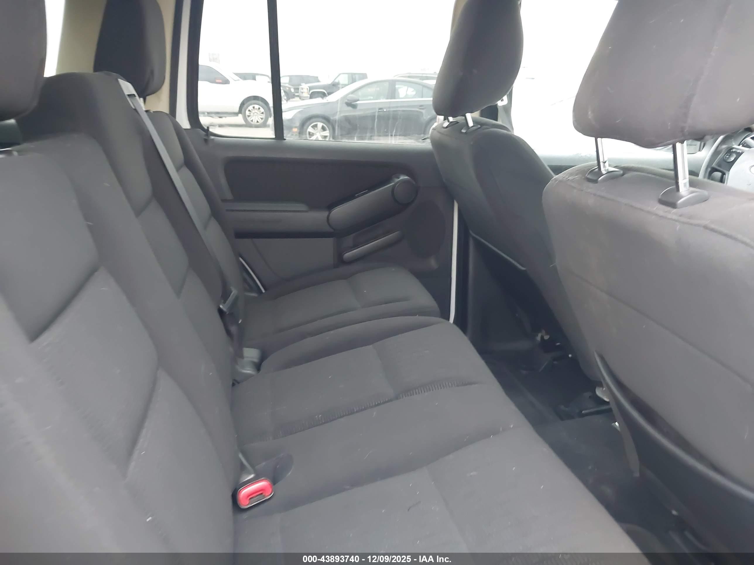 FORD EXPLORER image 8