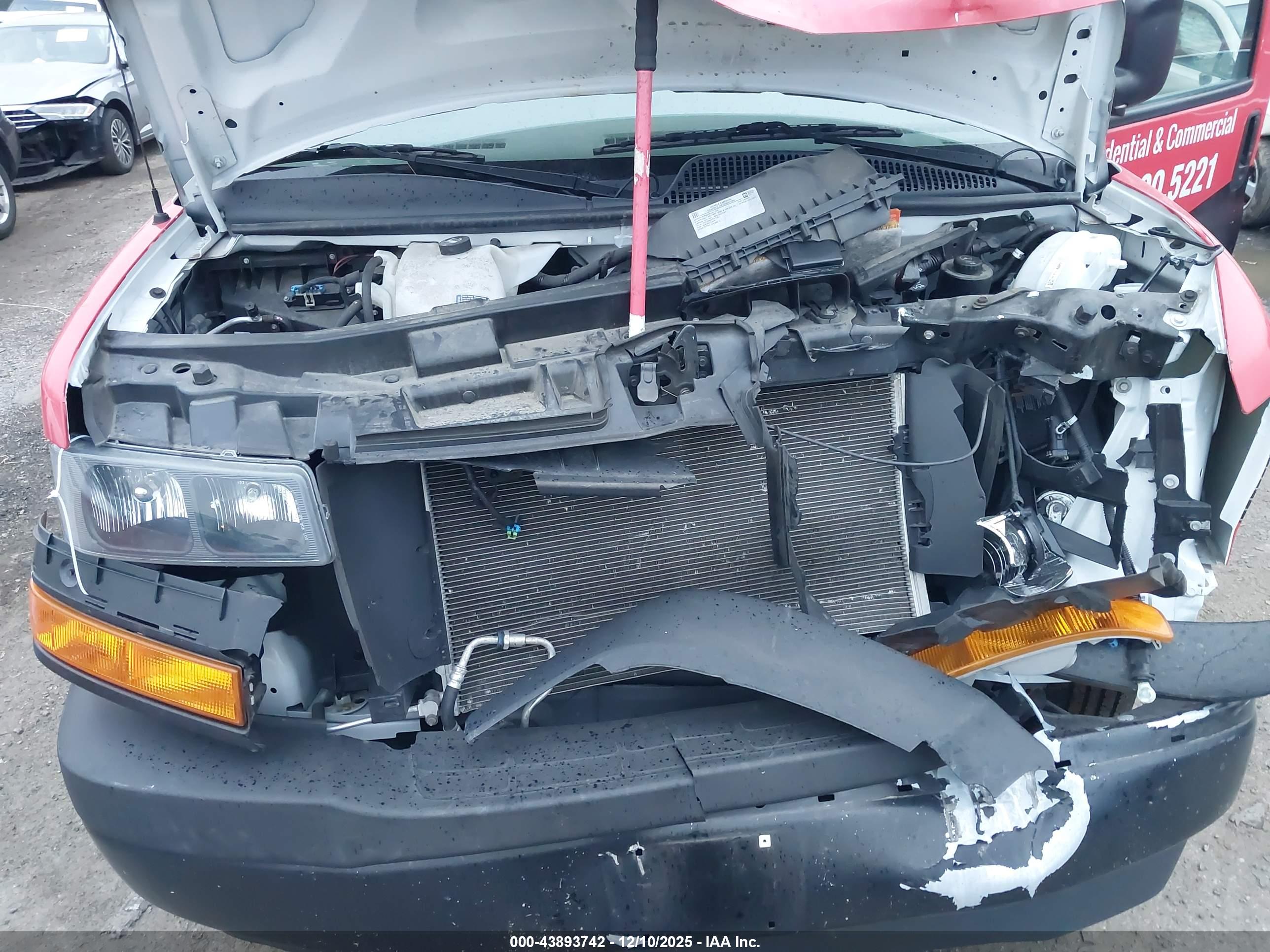 CHEVROLET EXPRESS image 10