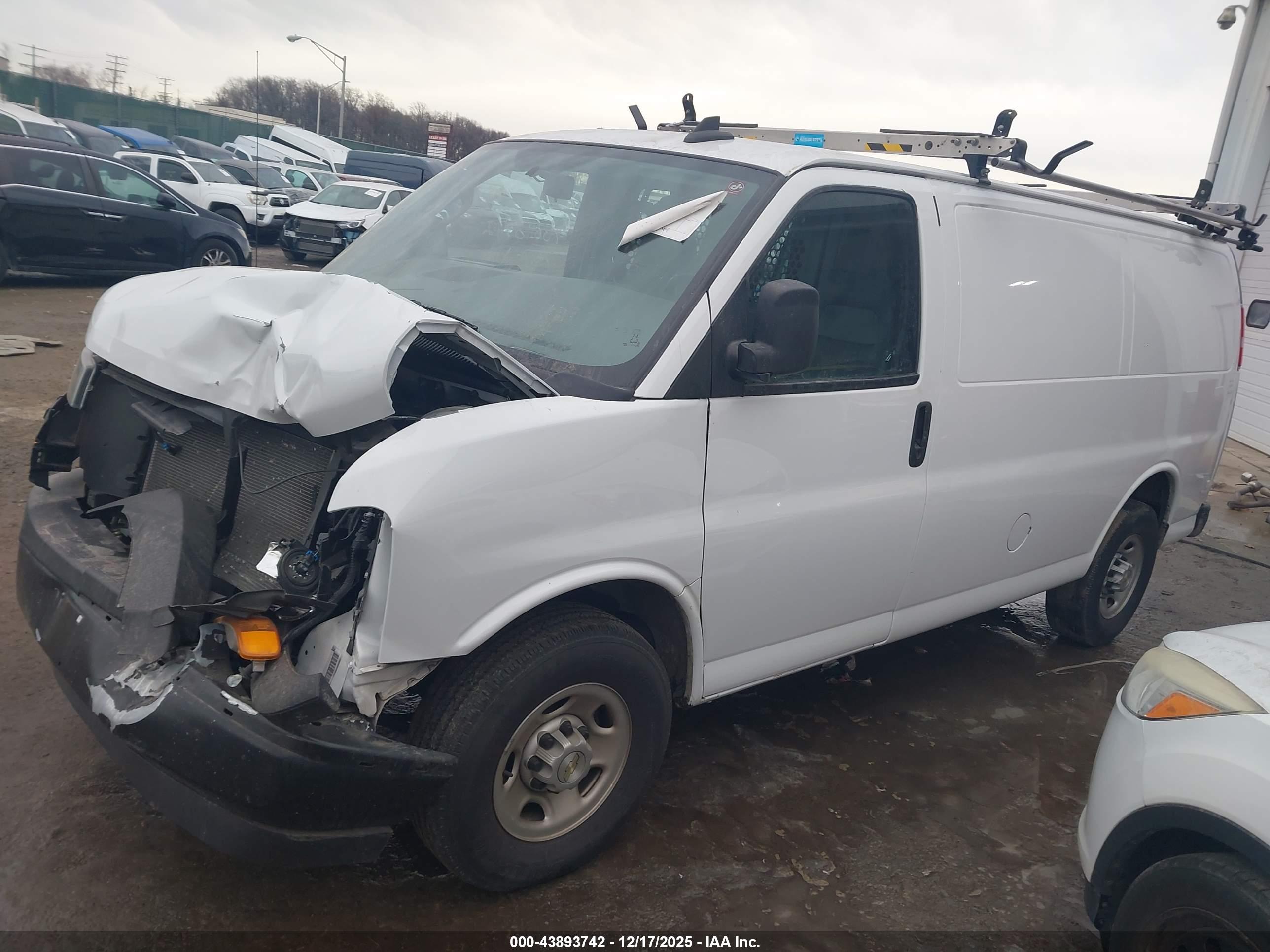 CHEVROLET EXPRESS image 2