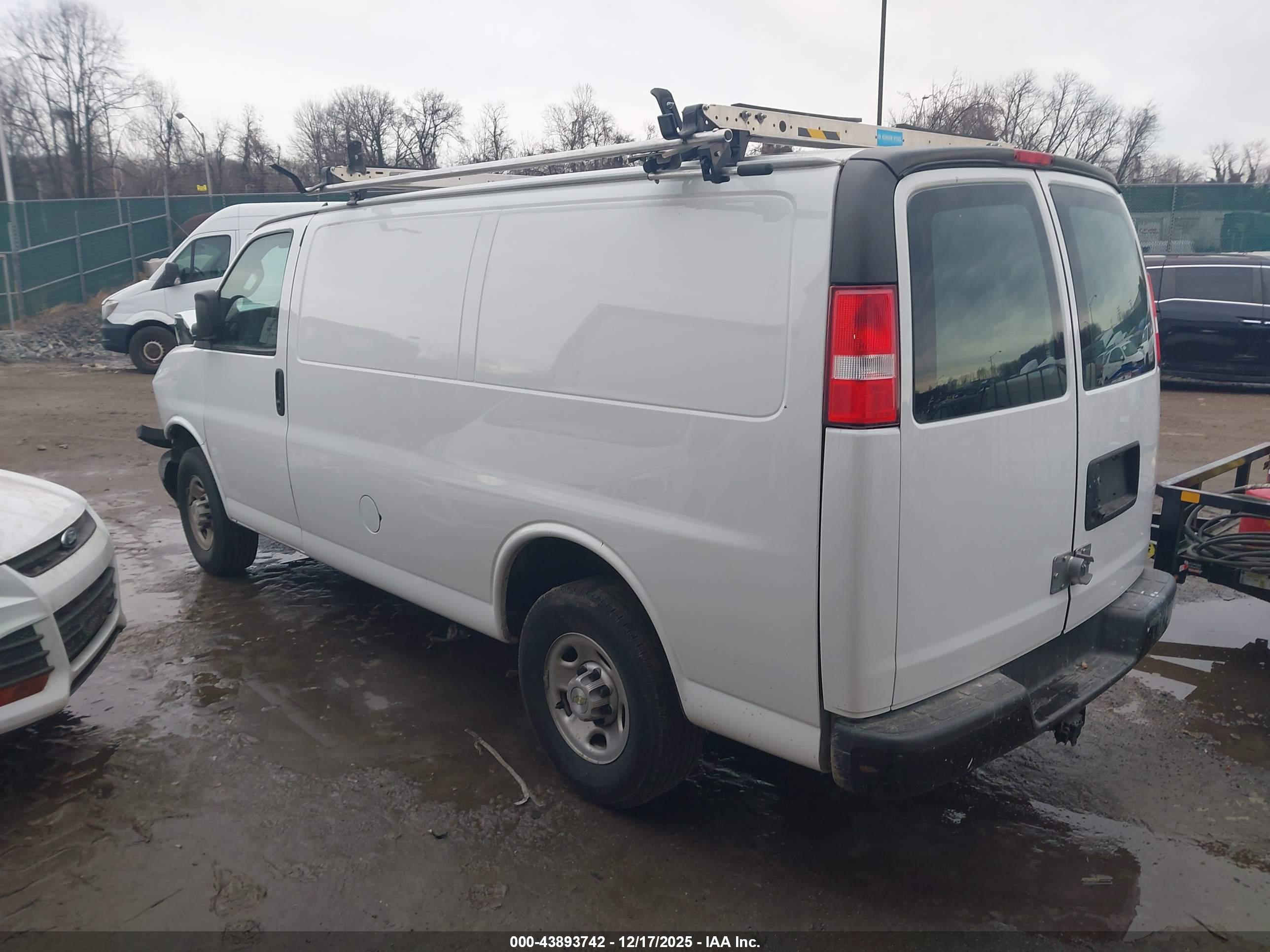 CHEVROLET EXPRESS image 3