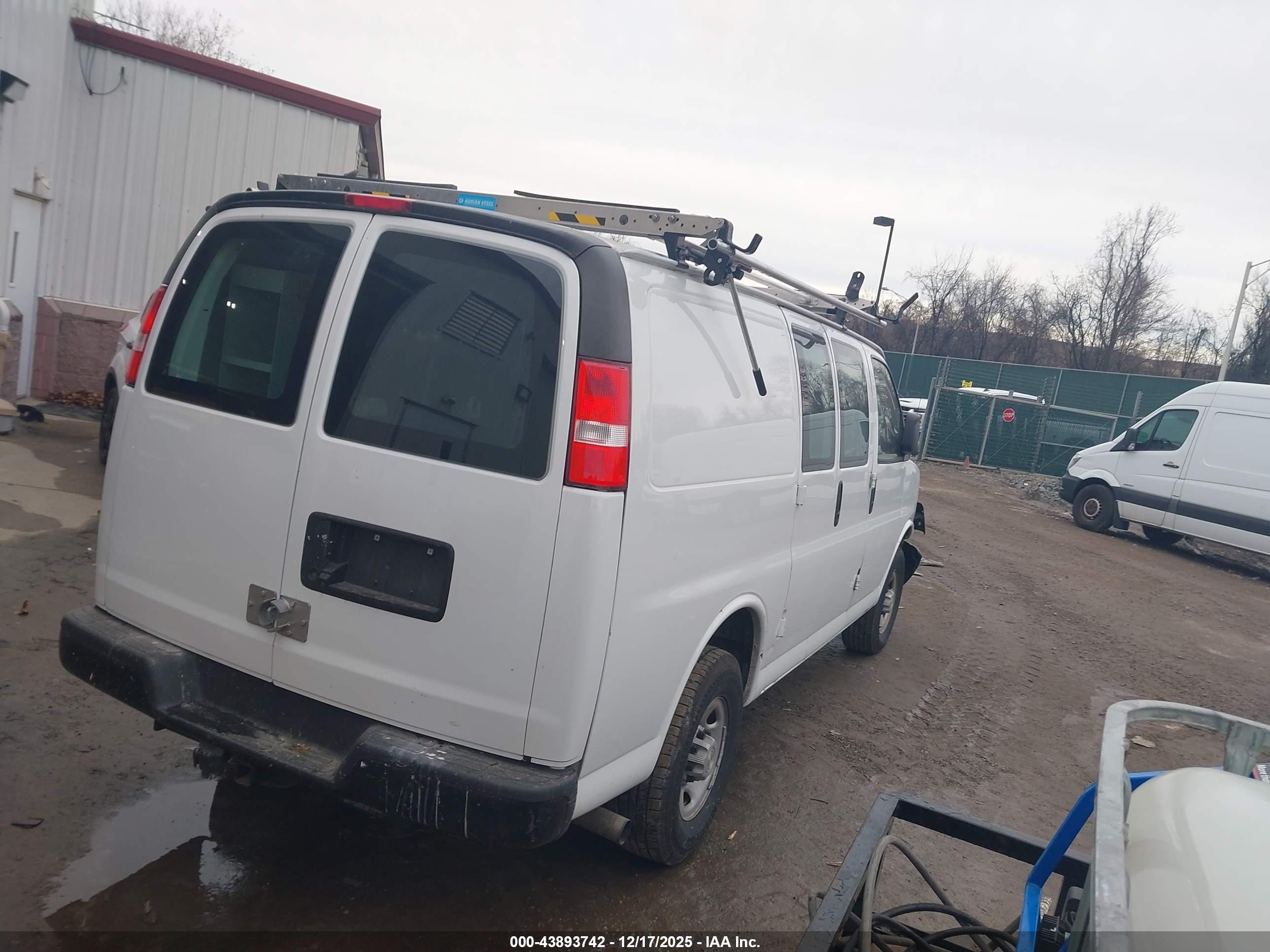CHEVROLET EXPRESS image 4