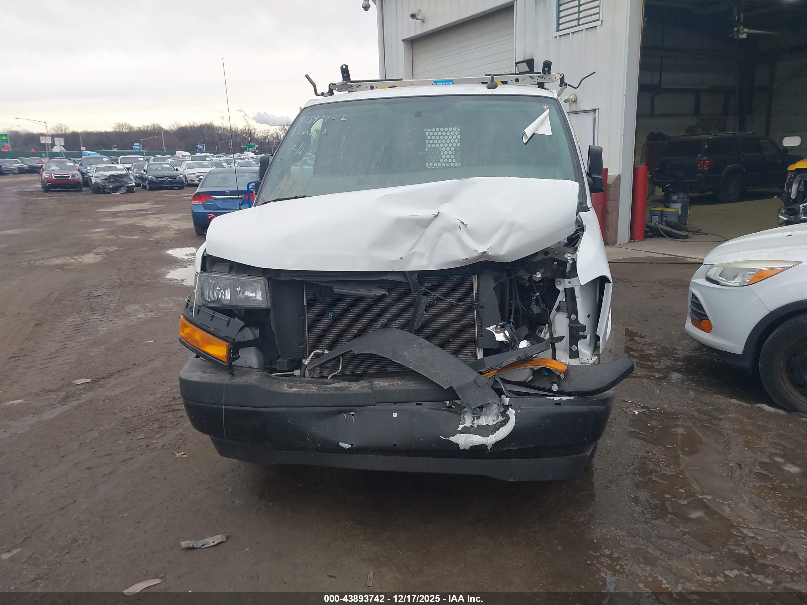 CHEVROLET EXPRESS image 6