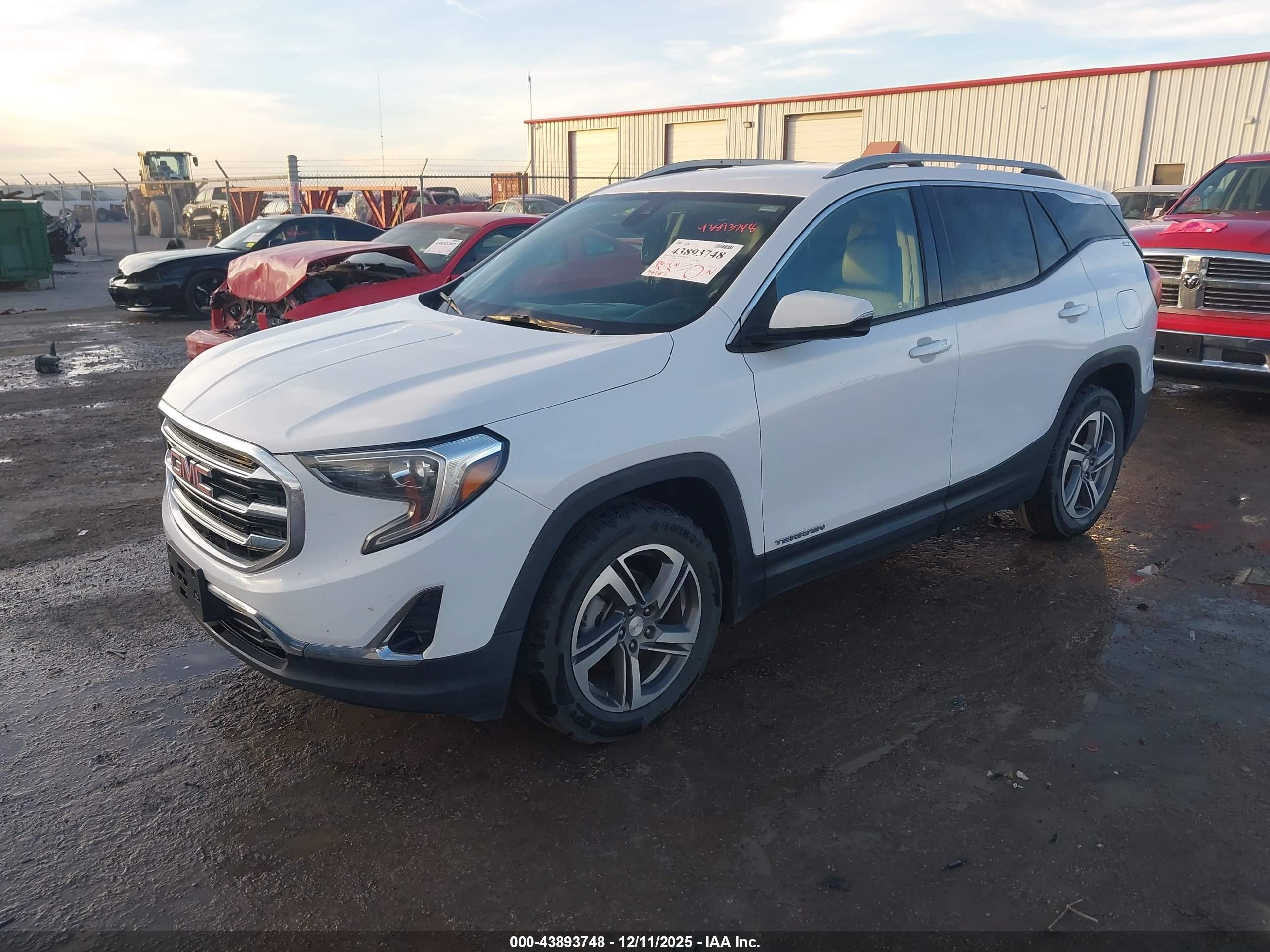 GMC TERRAIN image 2