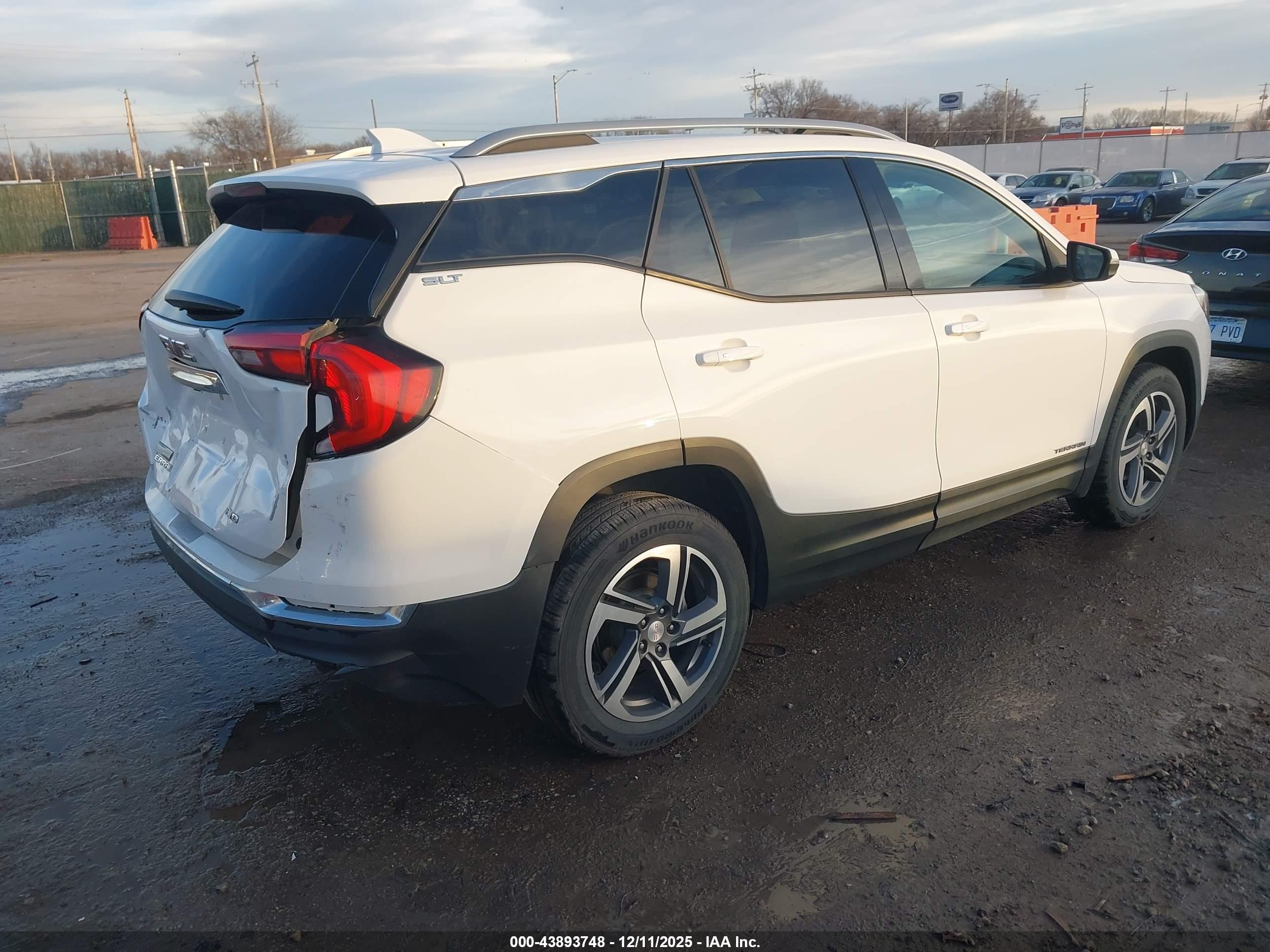 GMC TERRAIN image 4