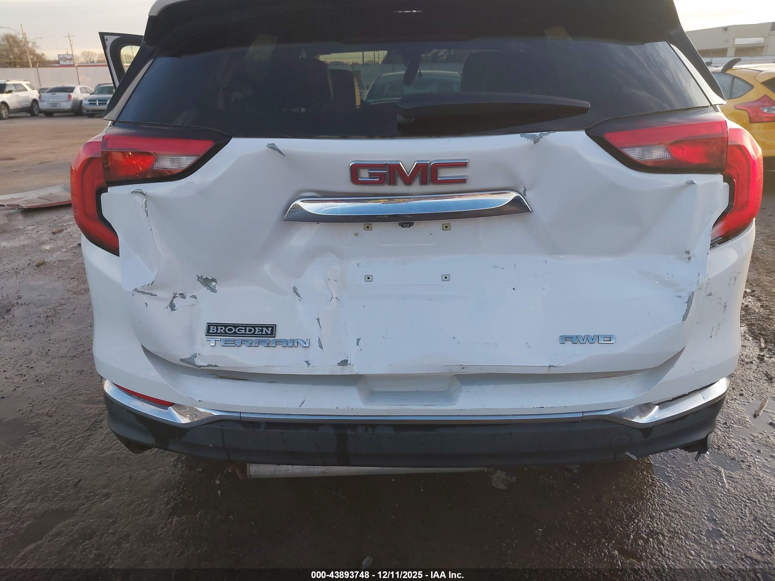 GMC TERRAIN image 6