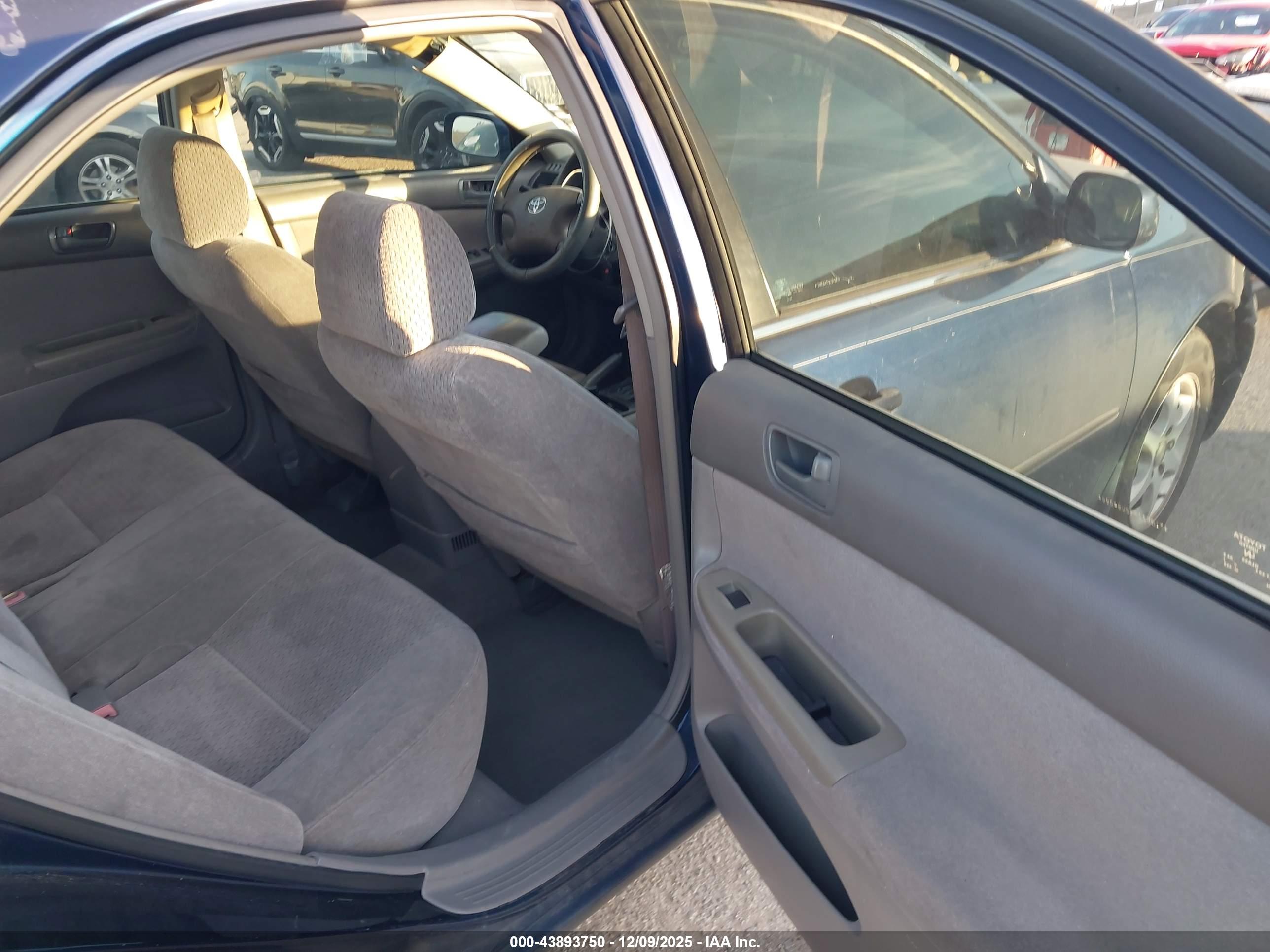TOYOTA CAMRY image 8