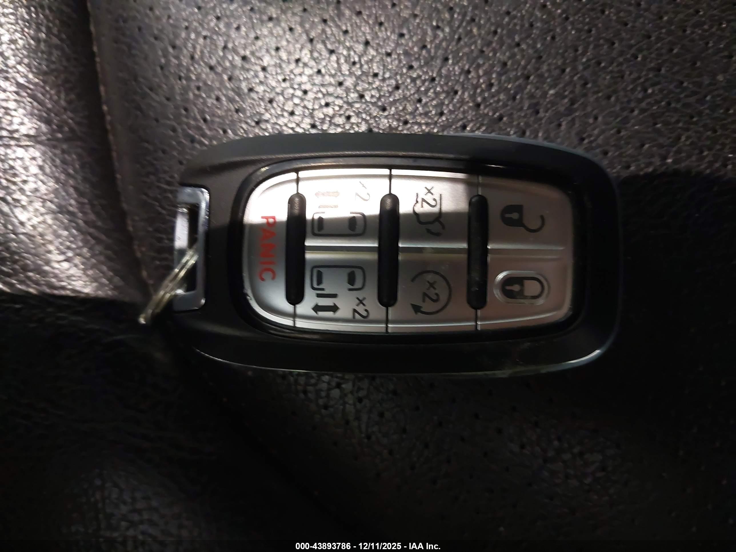 CHRYSLER PACIFICA image 11