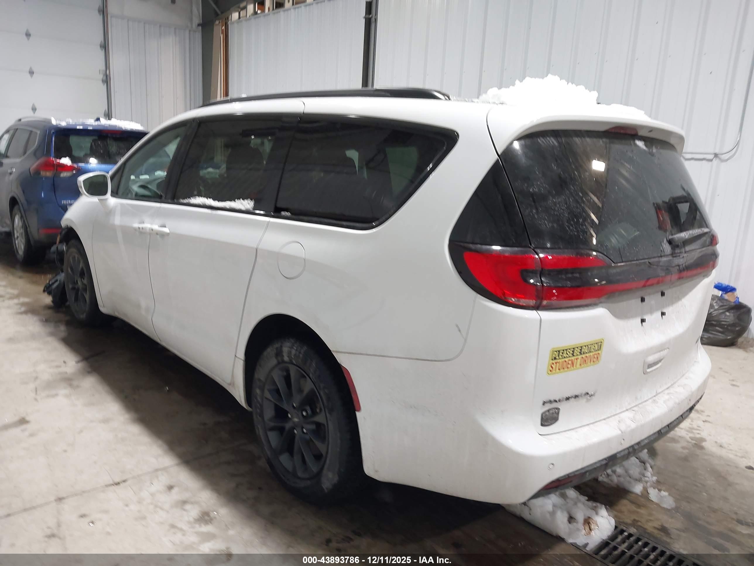 CHRYSLER PACIFICA image 3