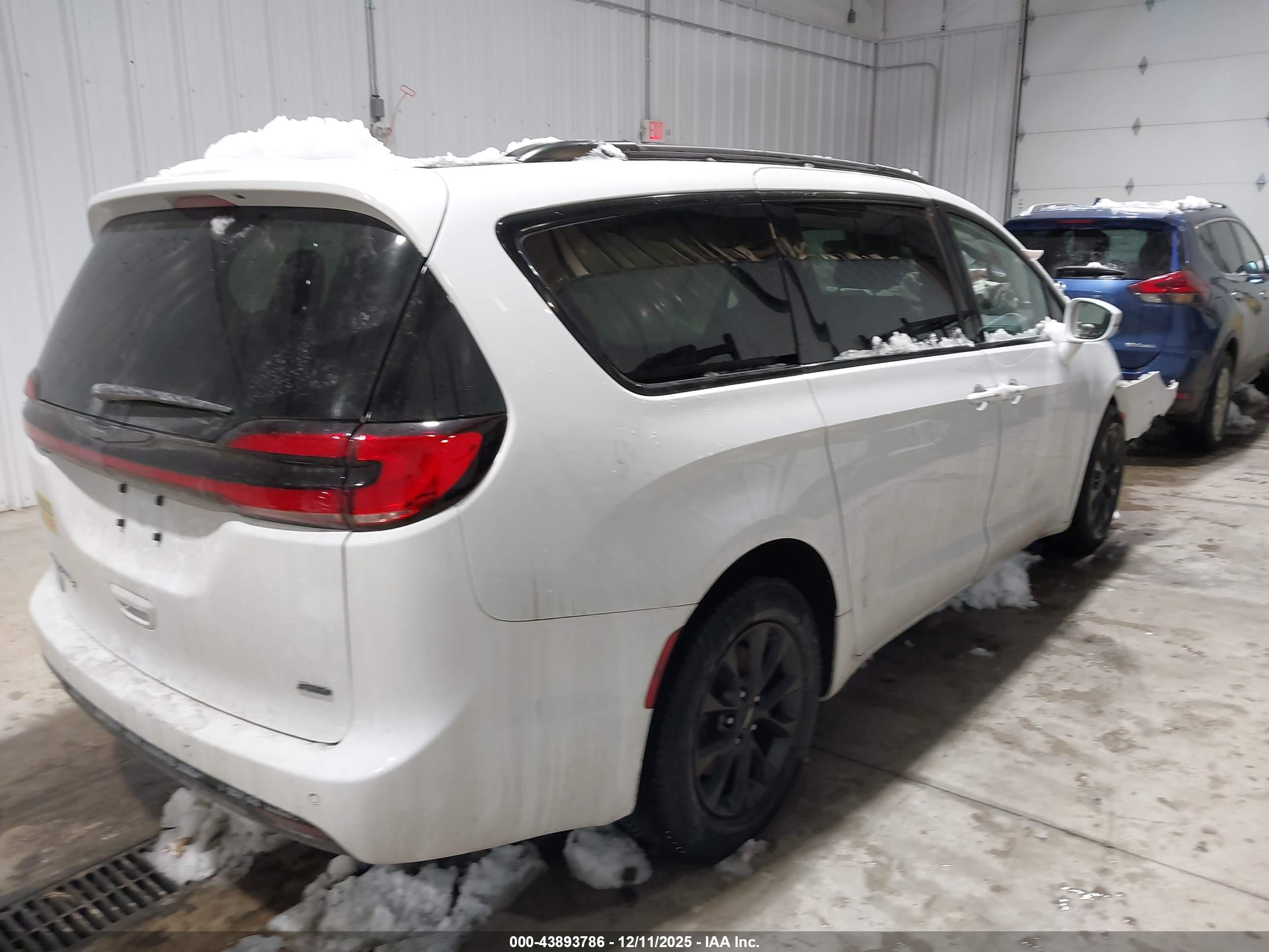 CHRYSLER PACIFICA image 4