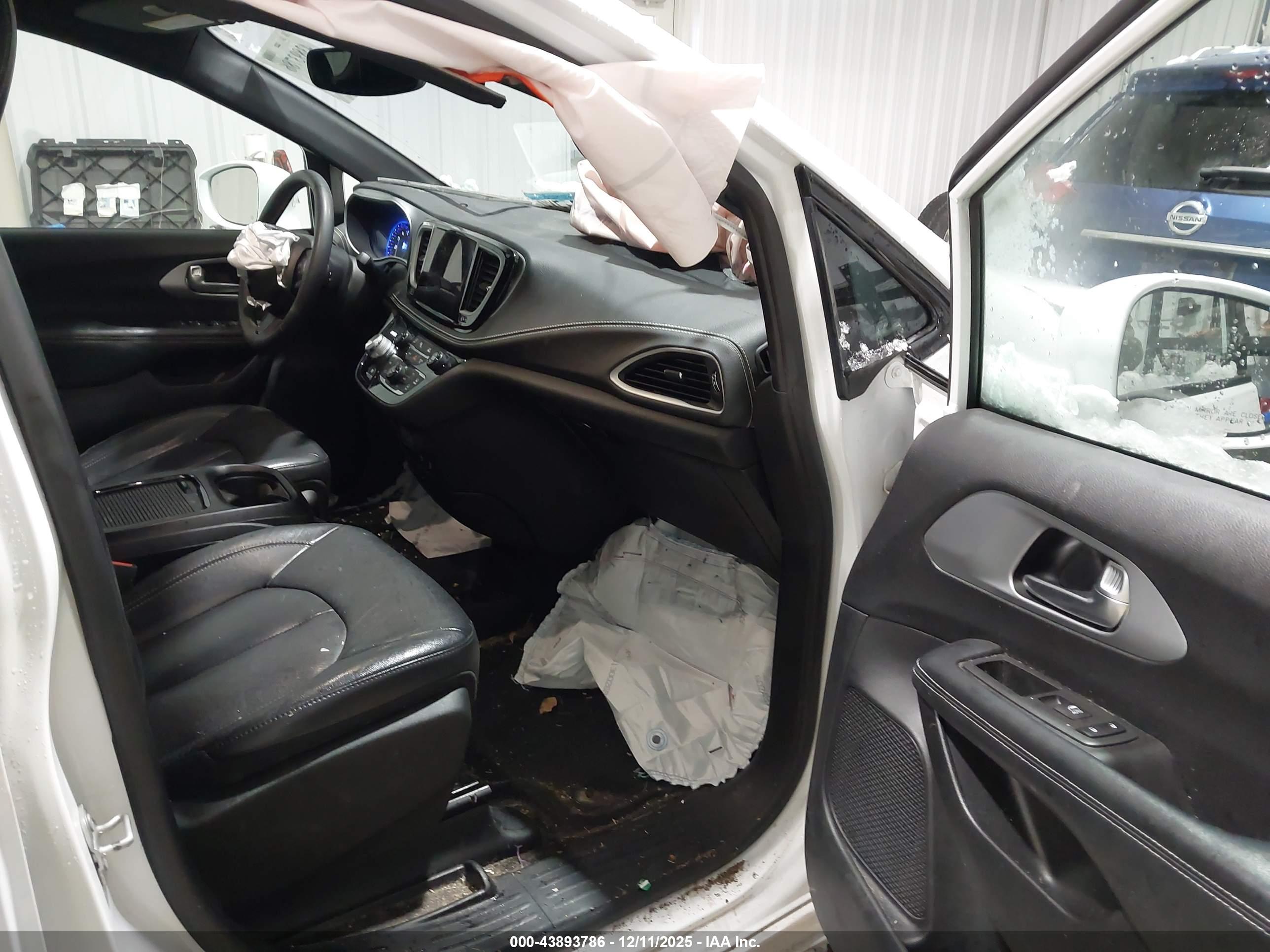 CHRYSLER PACIFICA image 5