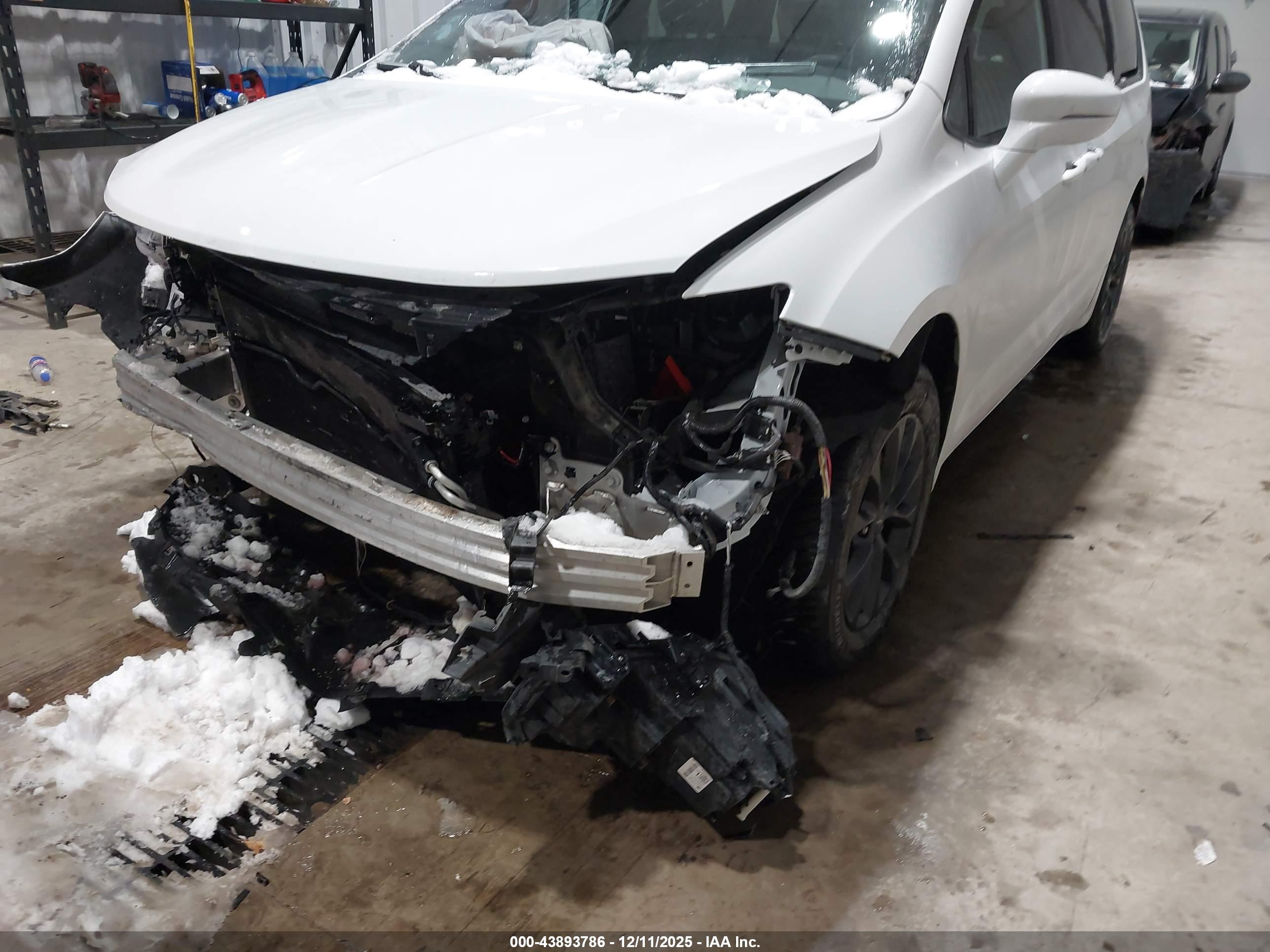 CHRYSLER PACIFICA image 6