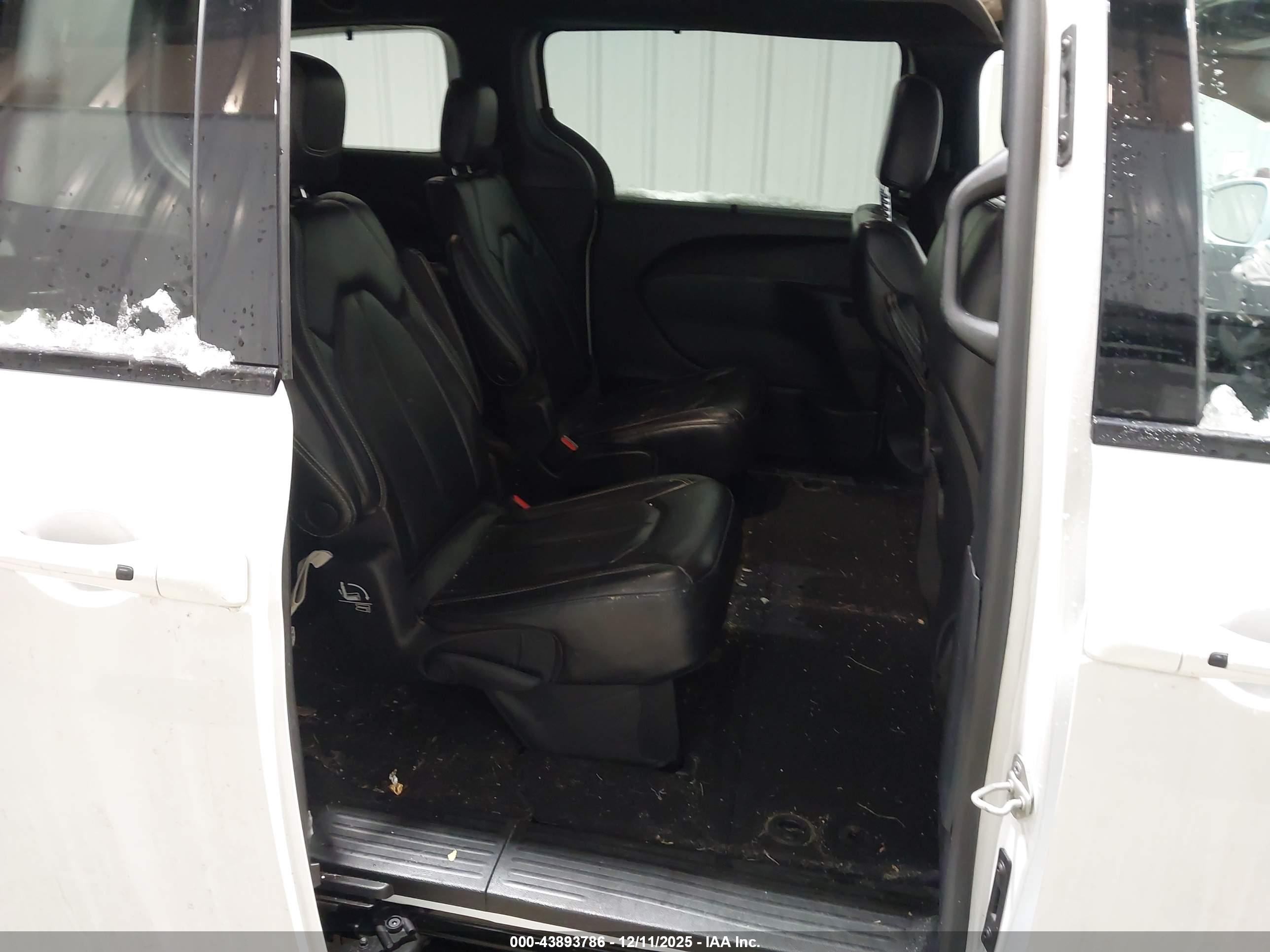CHRYSLER PACIFICA image 8