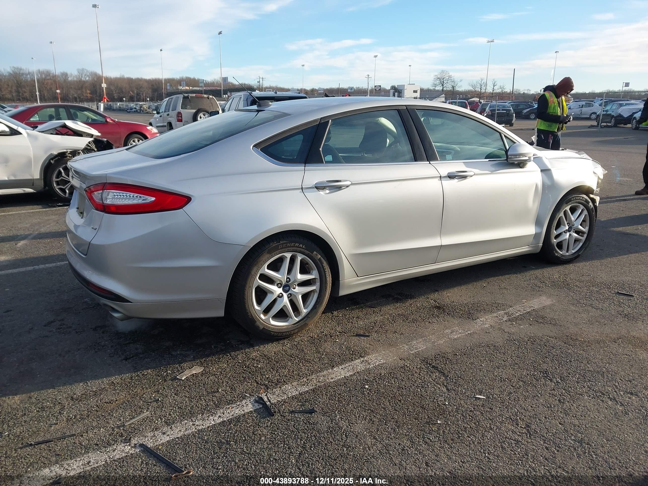 FORD FUSION image 4