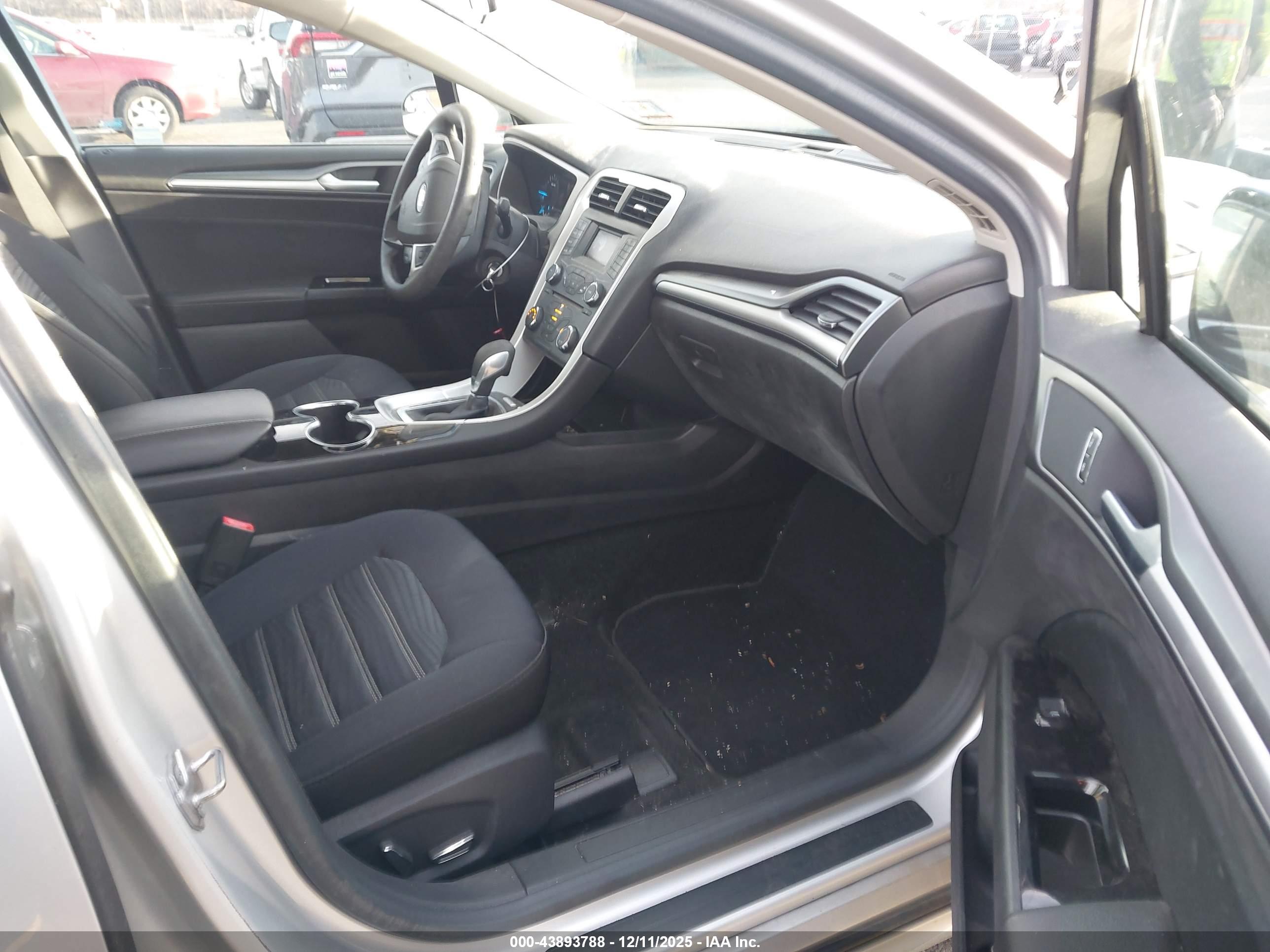 FORD FUSION image 5