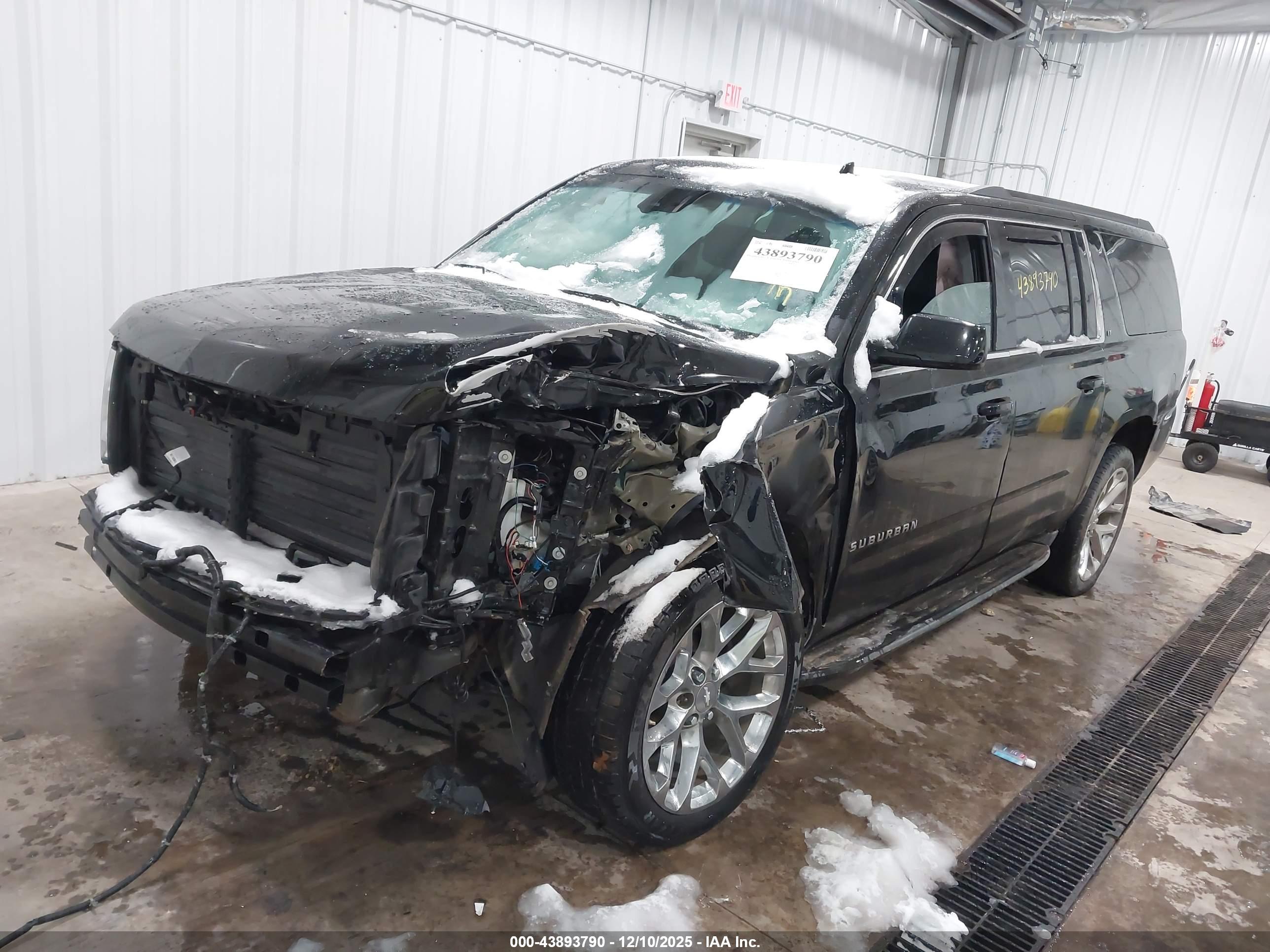 CHEVROLET SUBURBAN image 2