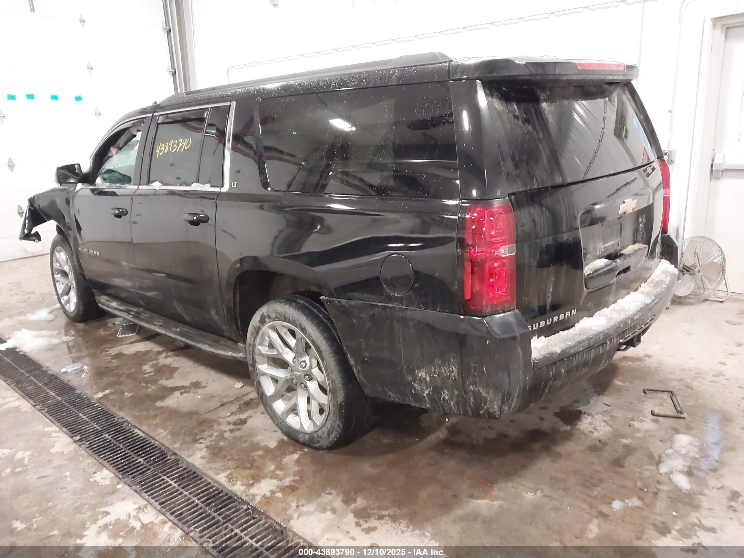 CHEVROLET SUBURBAN image 3