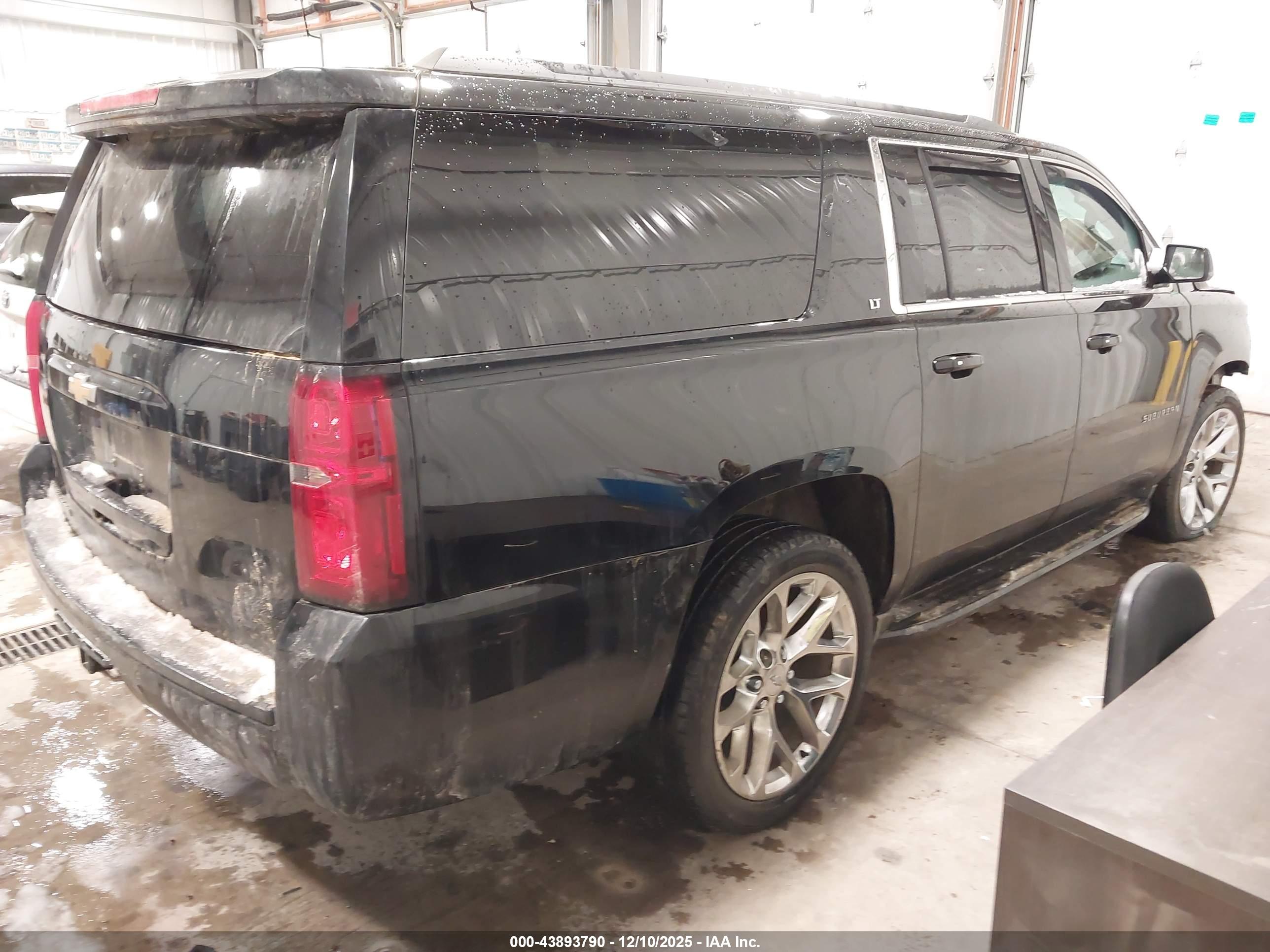 CHEVROLET SUBURBAN image 4
