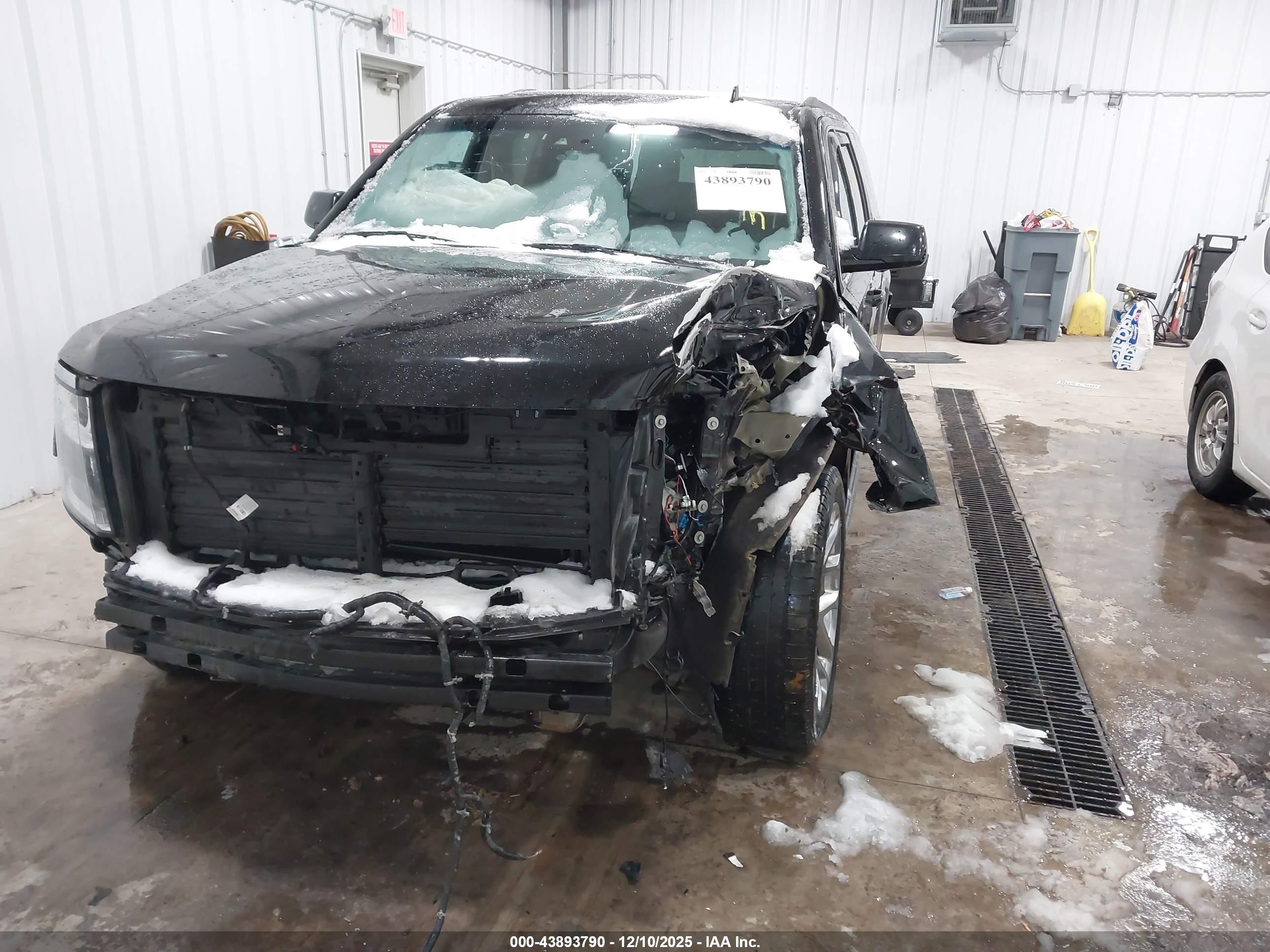 CHEVROLET SUBURBAN image 6