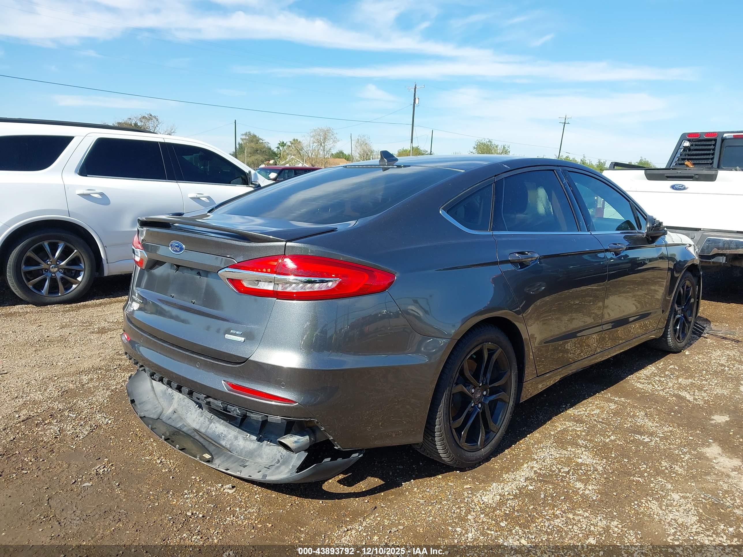 FORD FUSION image 4