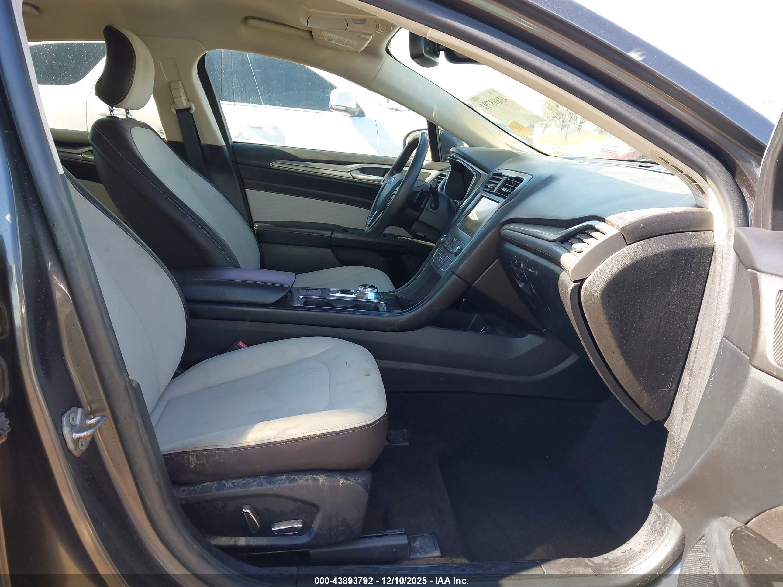 FORD FUSION image 5
