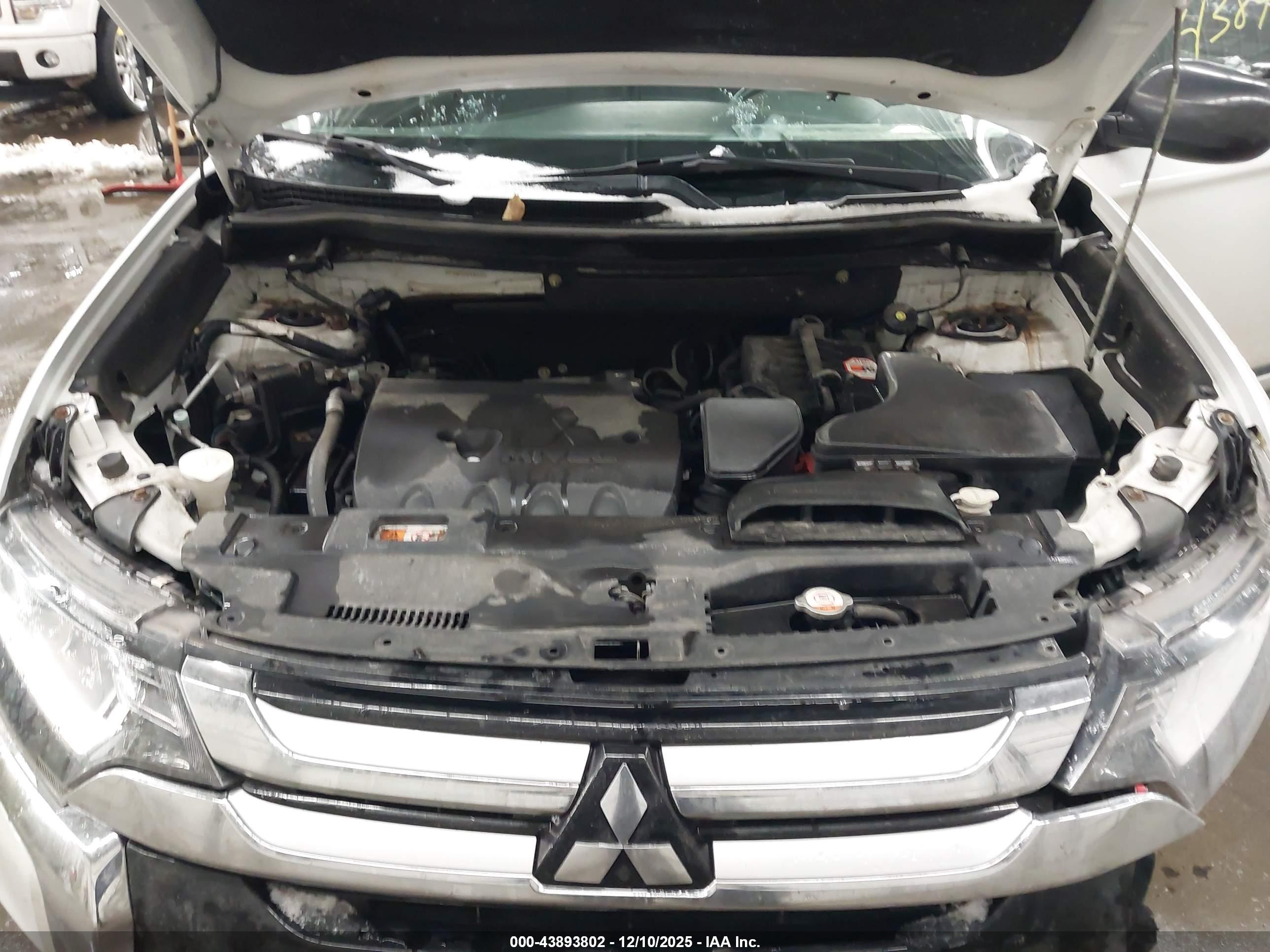 MITSUBISHI OUTLANDER image 10