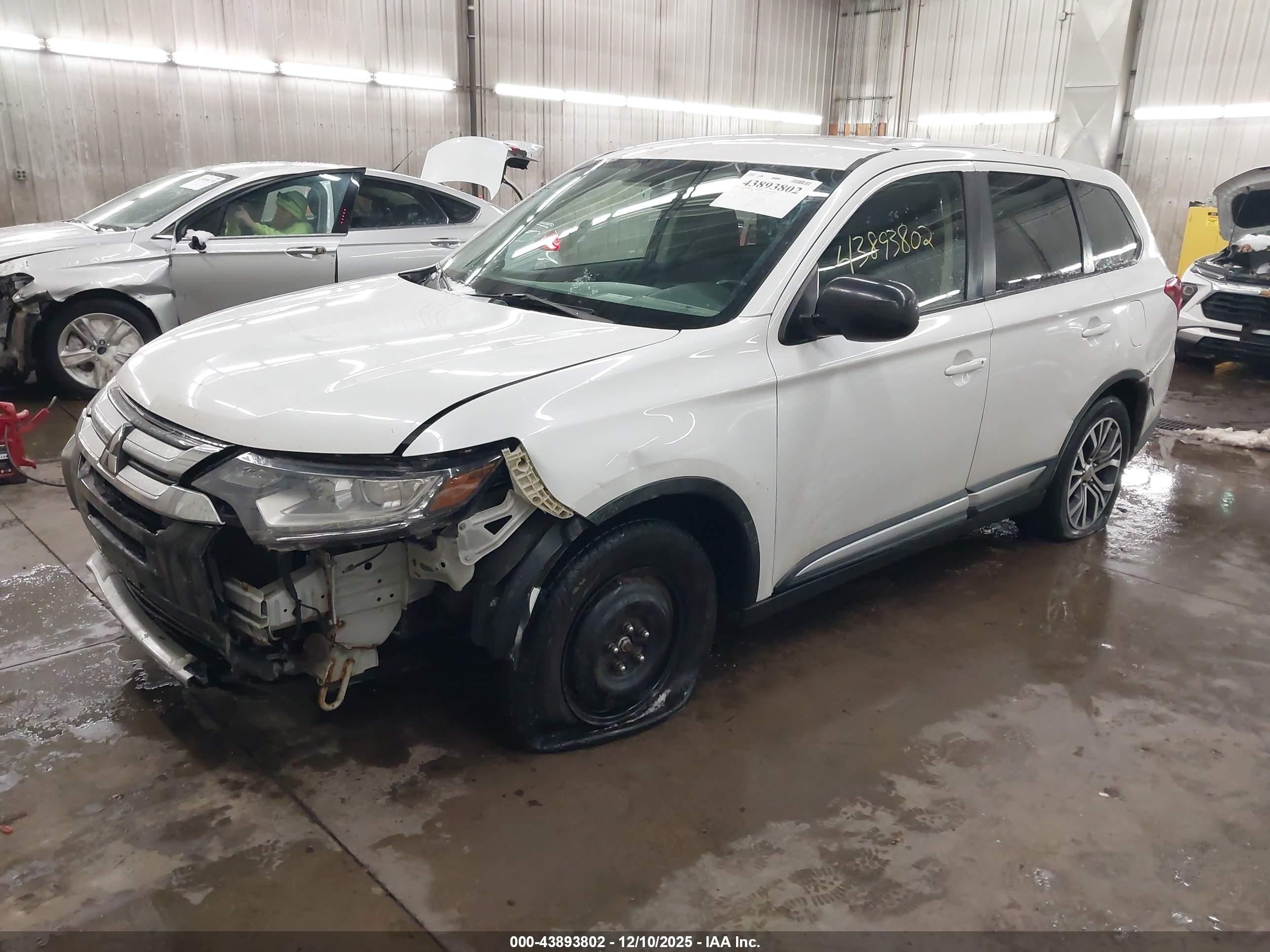 MITSUBISHI OUTLANDER image 2